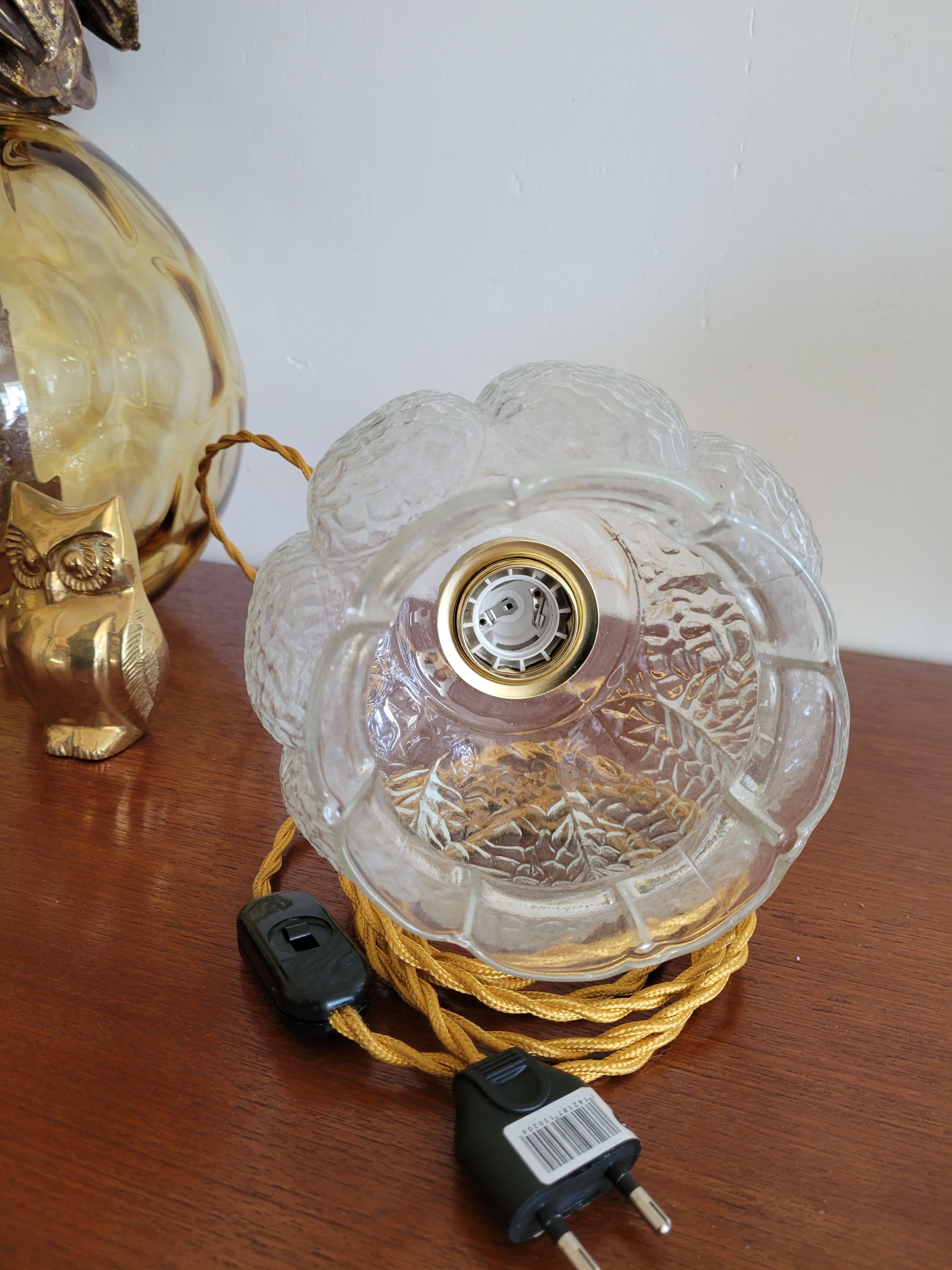 Moulded glass globe walking lamp