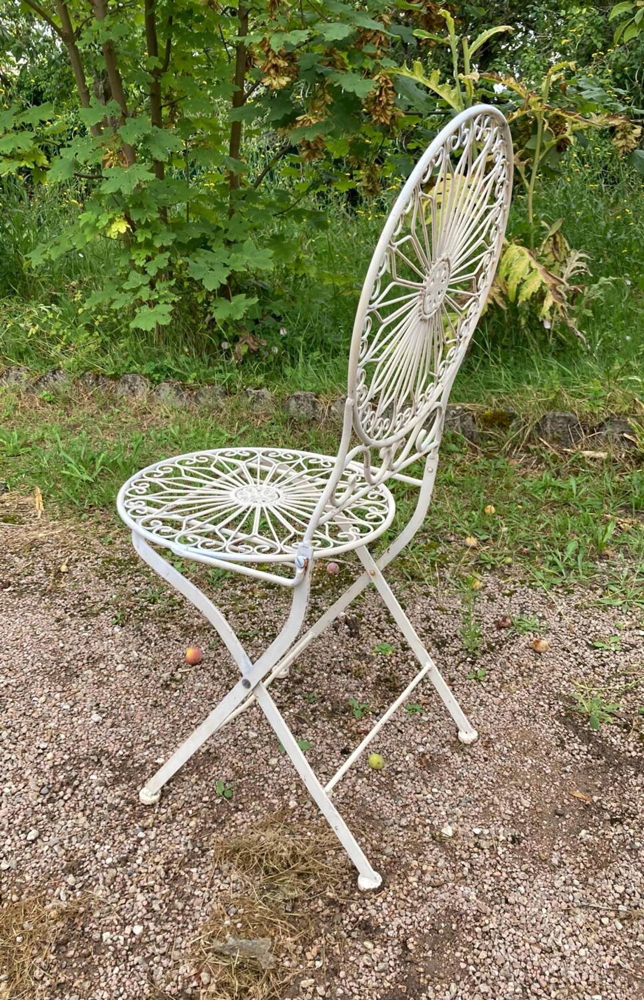 Foldable medallion garden chair from the 20th century in wrought iron with Heart motifs