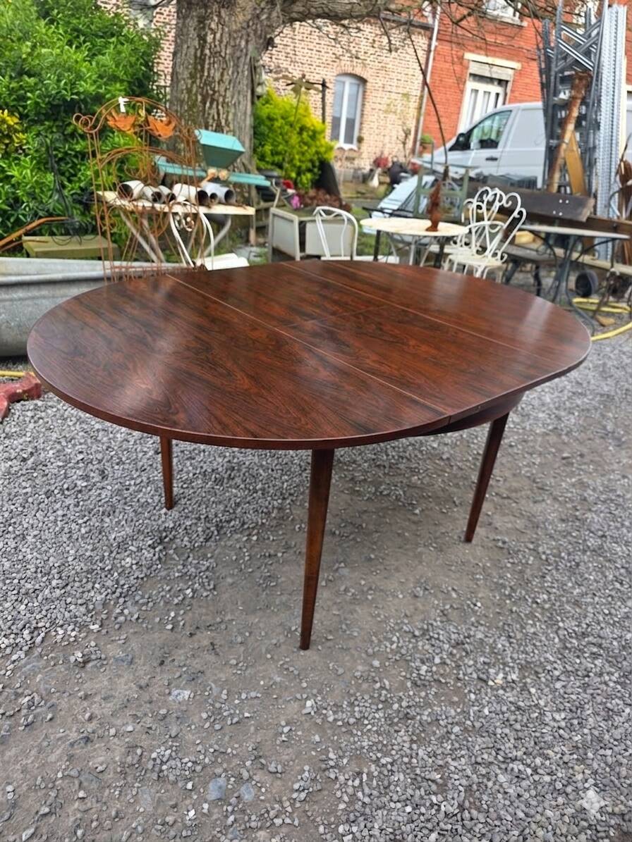Scandinavian extendable table in rosewood from the 1960s, butterfly extension.