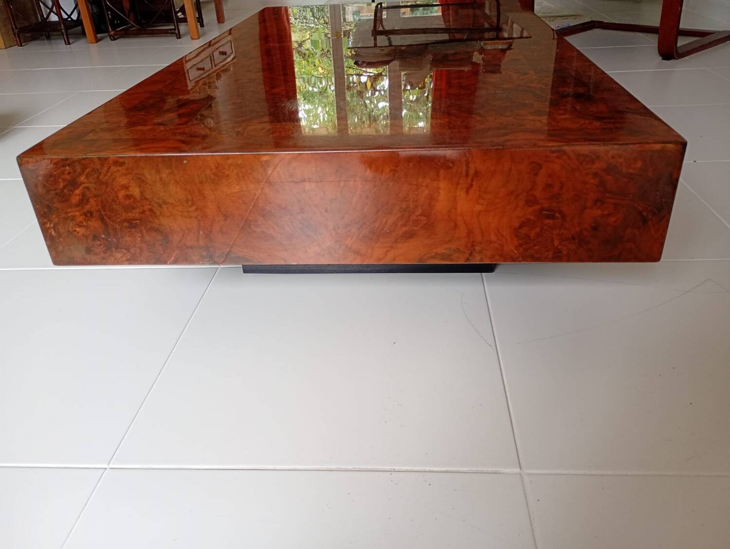Table basse marqueterie bois de loupe 1970