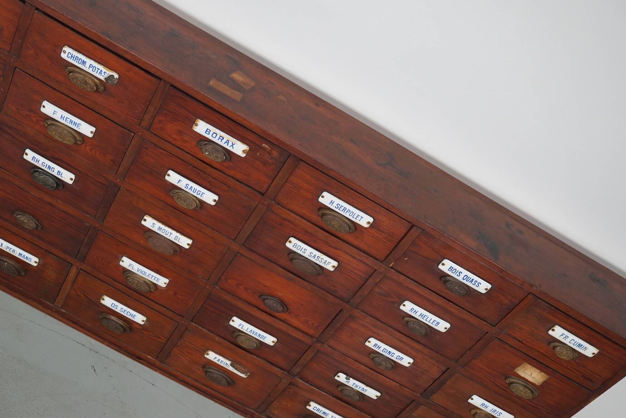 Grand Cabinet d'Apothicaire Antique en Pitch Pine, Belgique, avec Boucliers en Émail, 1900s
