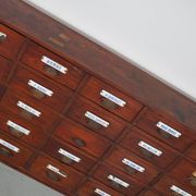 Grand Cabinet d'Apothicaire Antique en Pitch Pine, Belgique, avec Boucliers en Émail, 1900s