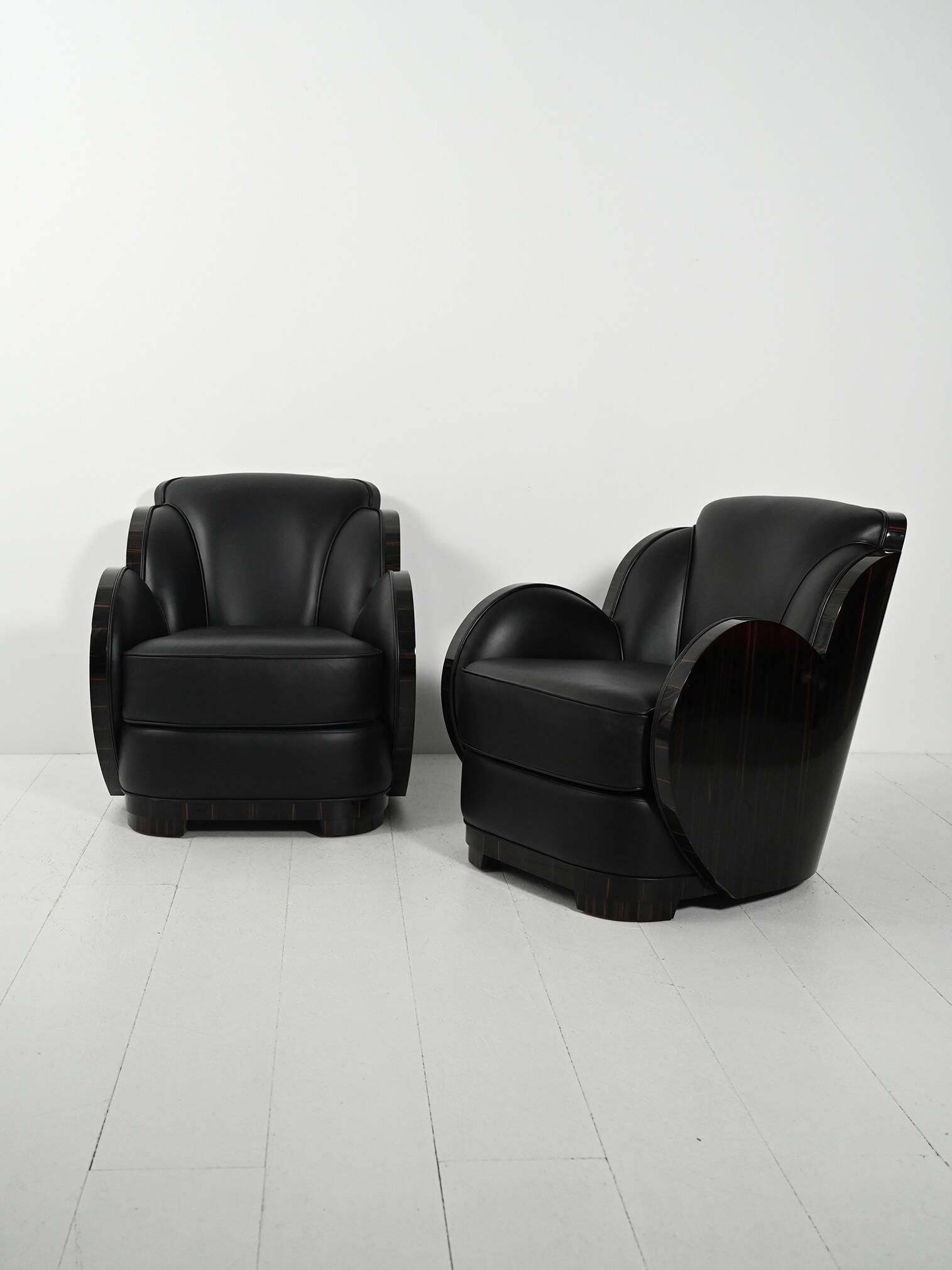 Une paire de fauteuils de style Art Déco scandinave.