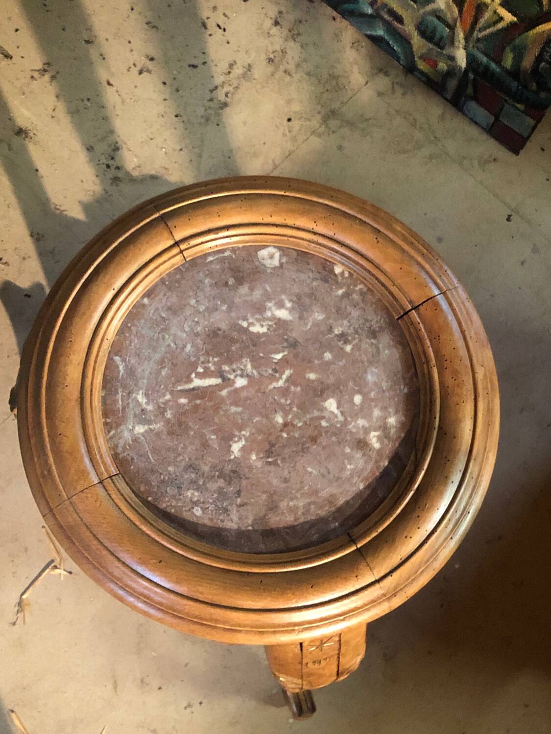 Guéridon sculpté à tête d éléphants