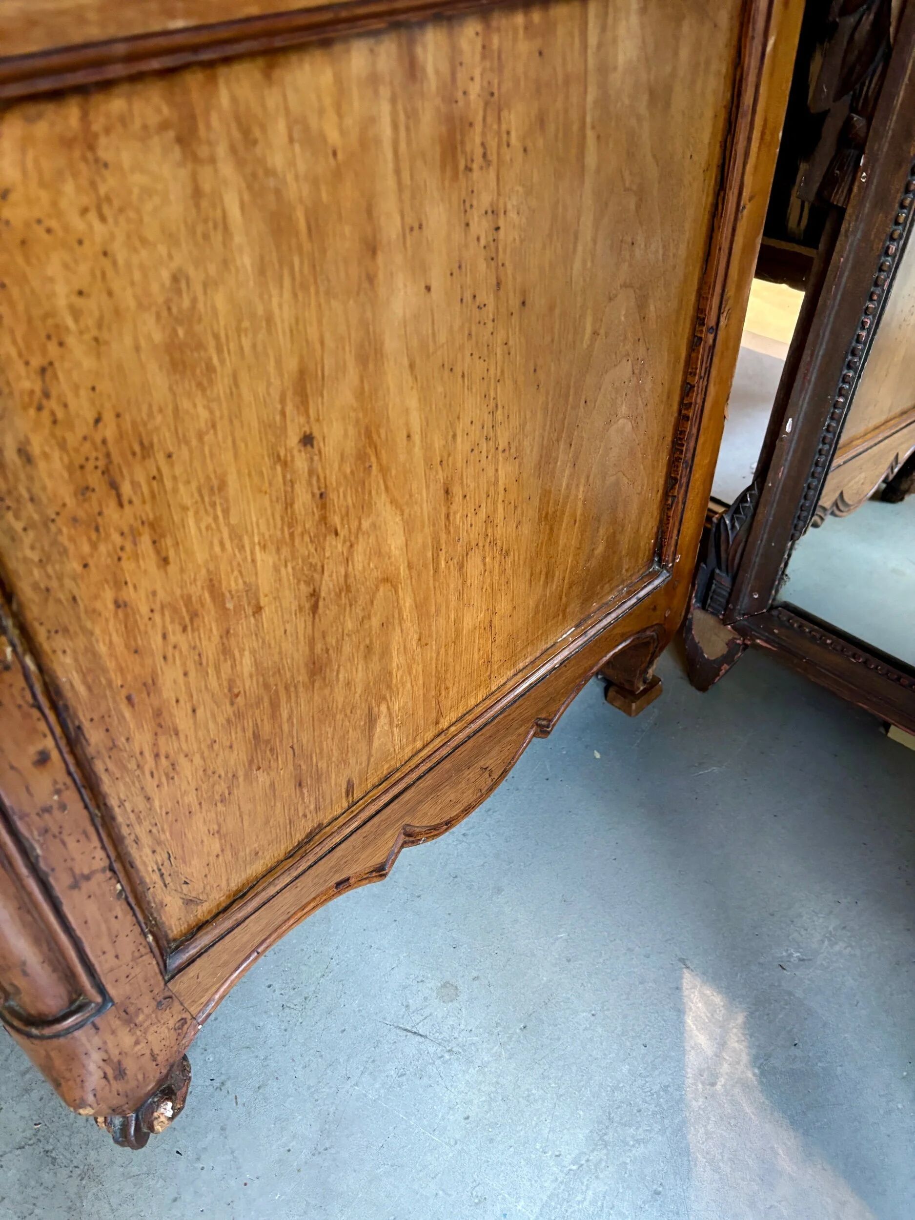 Secretary, sloped desk in walnut, 18th century ☐ 97.5 x 62 cm