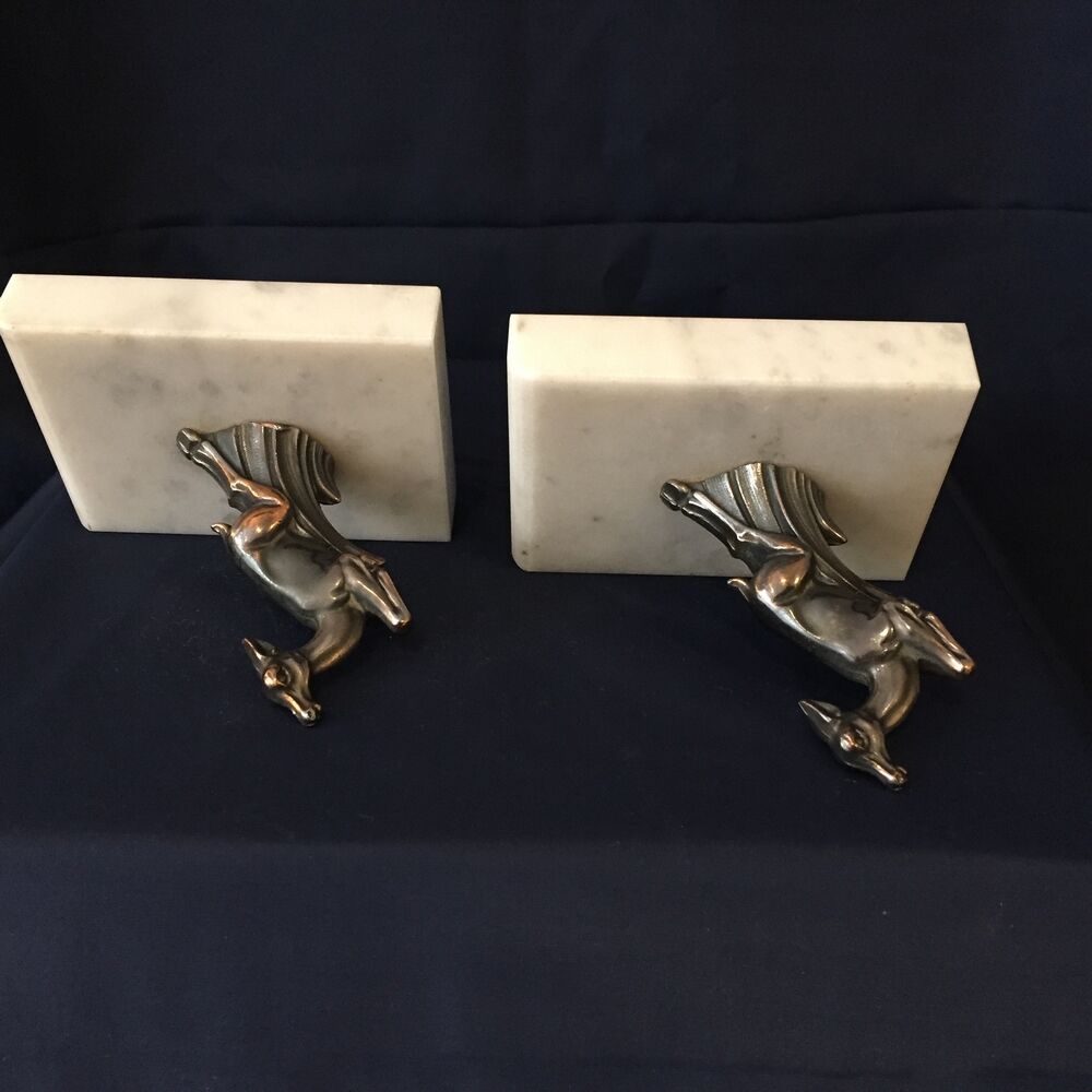 Paire de serre-livres art deco biches en regule socle marbre blanc veine de noir