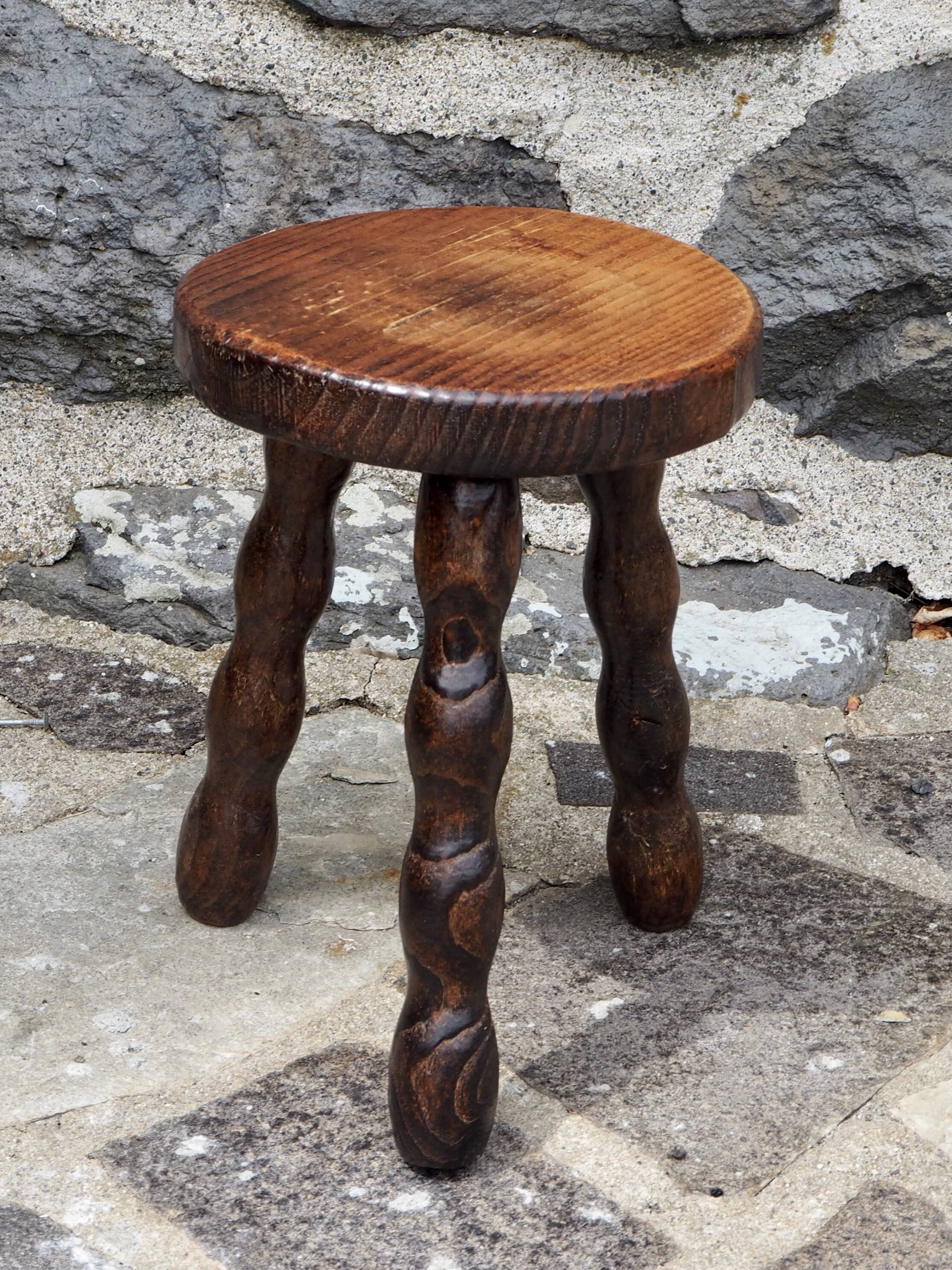 Tripod stool with spool legs