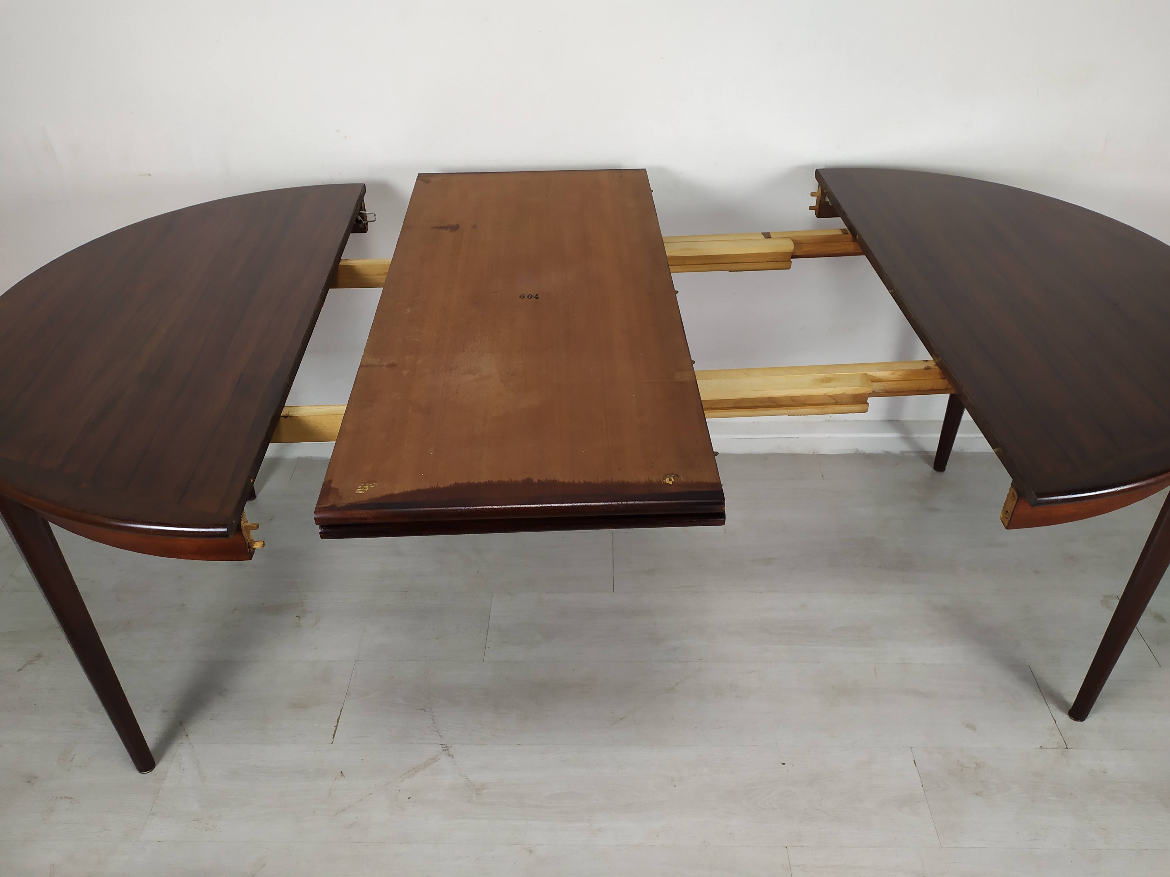 Scandinavian extendable table