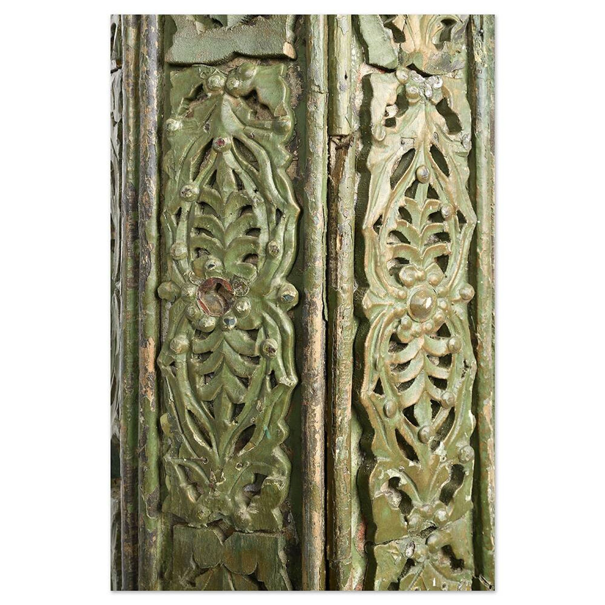 Grandes colonnes en bois sculpté