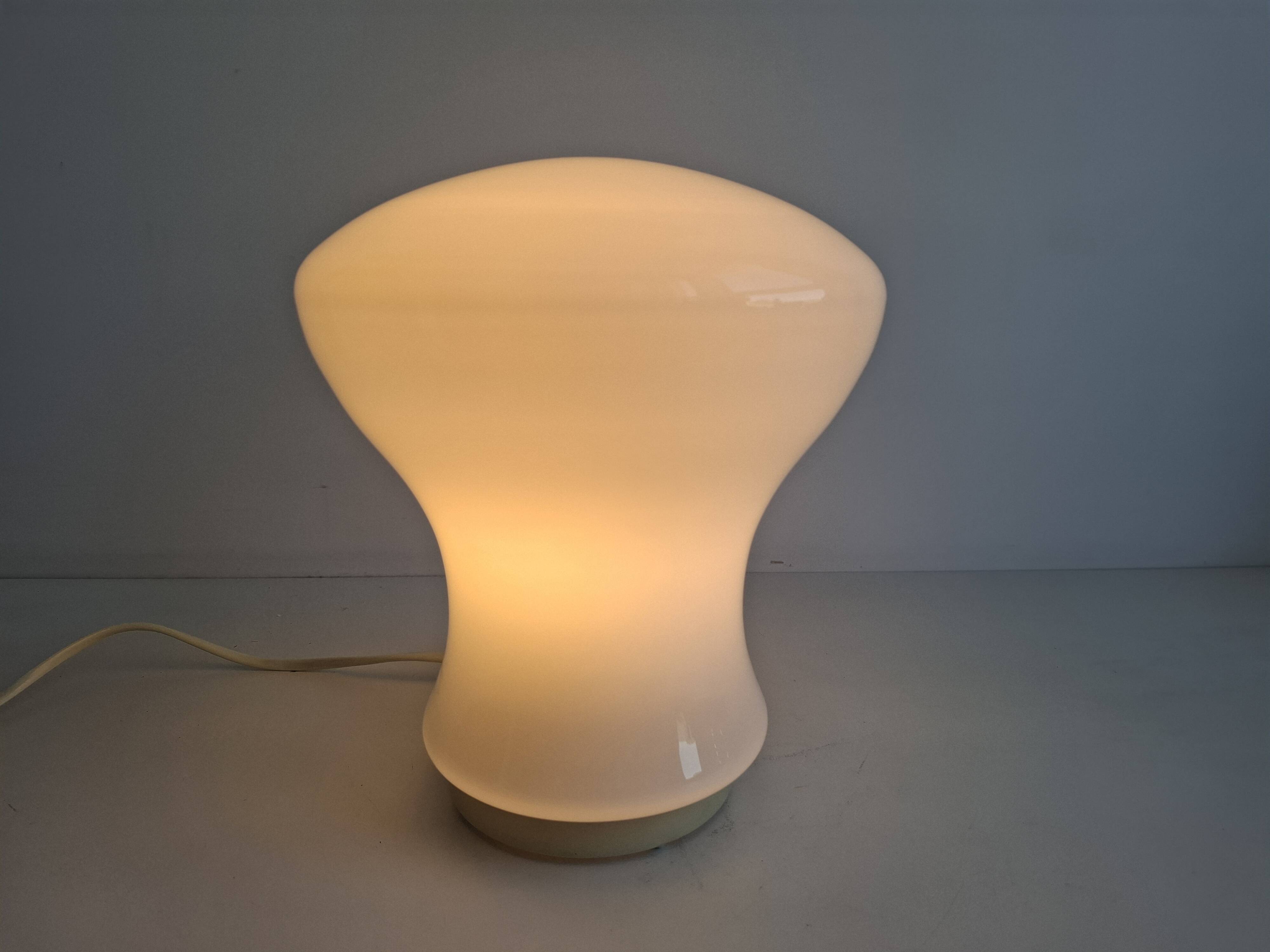 Lampe de table en verre opalin tchécoslovaque d'Ivan Jakeš des années 1970