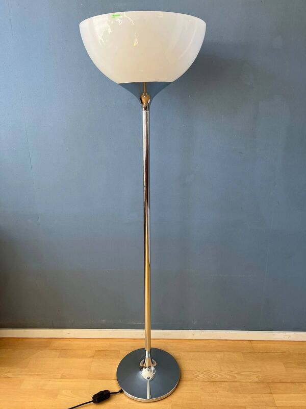 Lampadaire Guzzini Flash Space Age avec base chromée et abat-jour en verre acrylique blanc