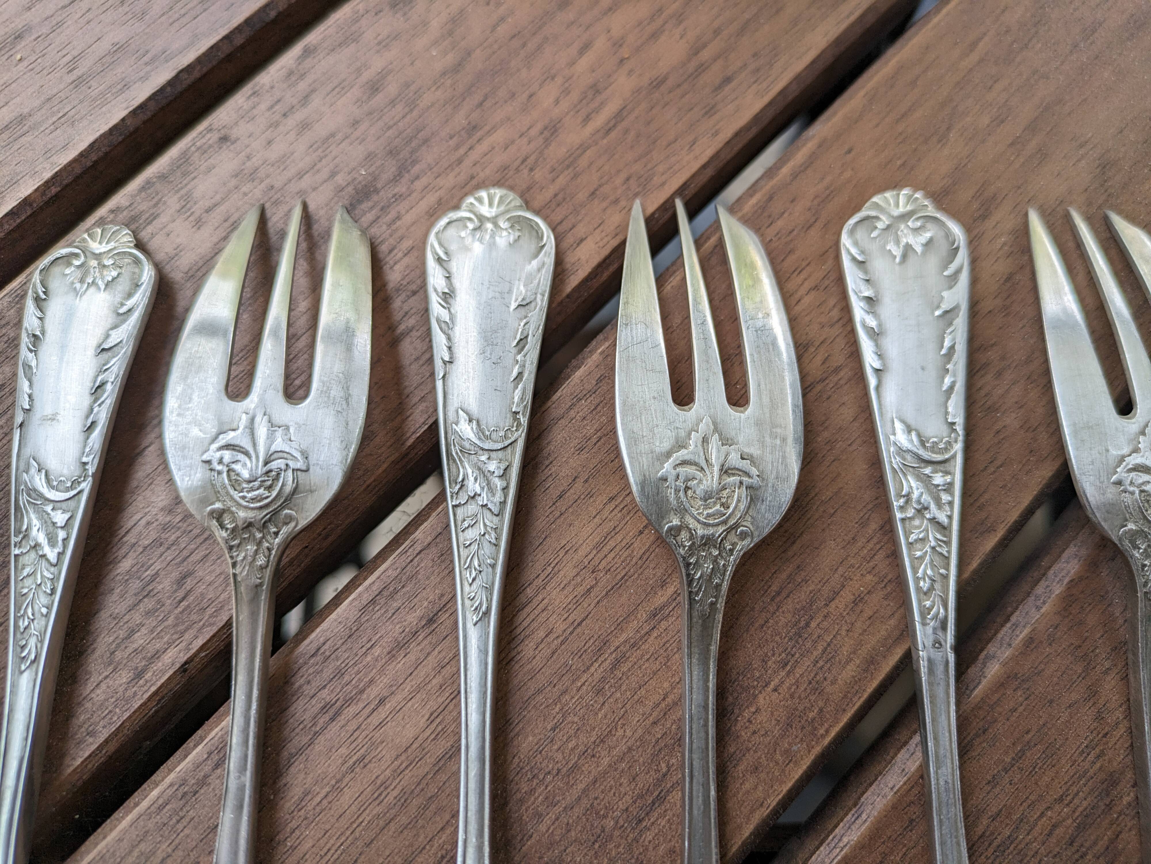 Set of 6 silver-plated oyster forks with floral decoration
