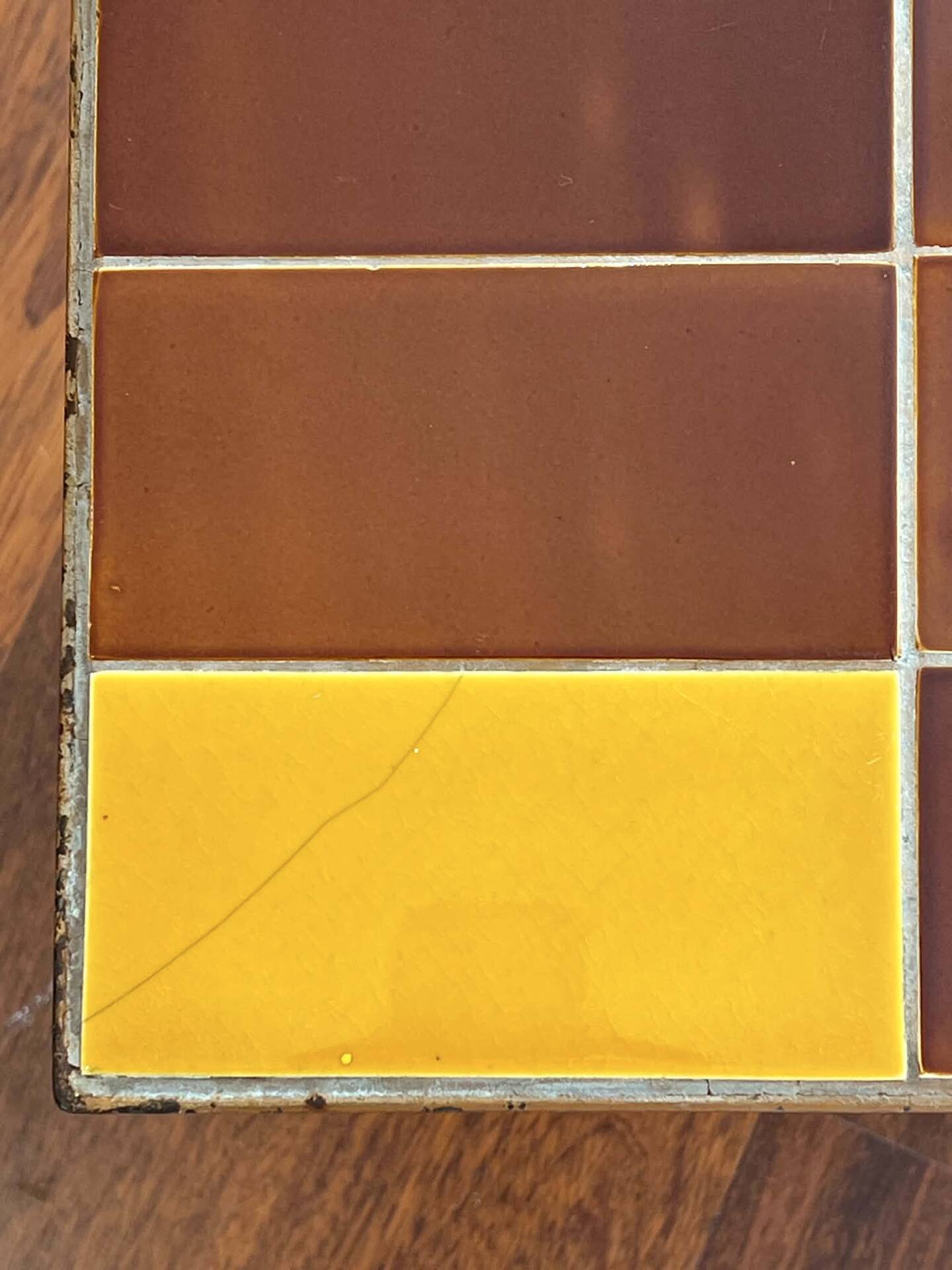 Table d’appoint, bout de canapé en céramique marron et jaune