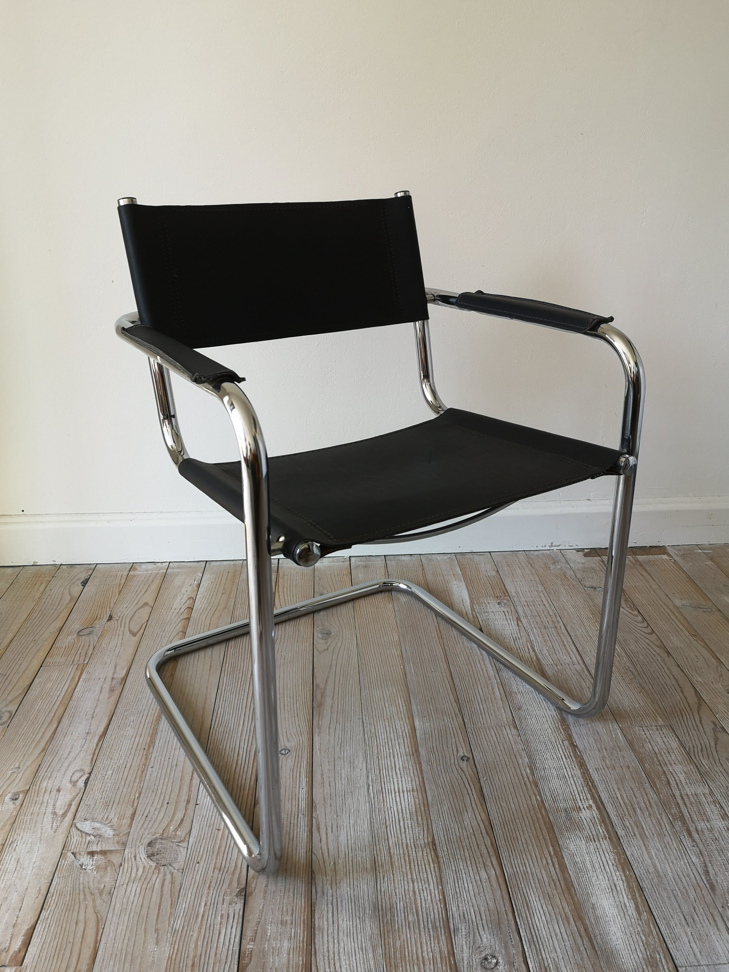 Black leather armchair Matteo Grassi