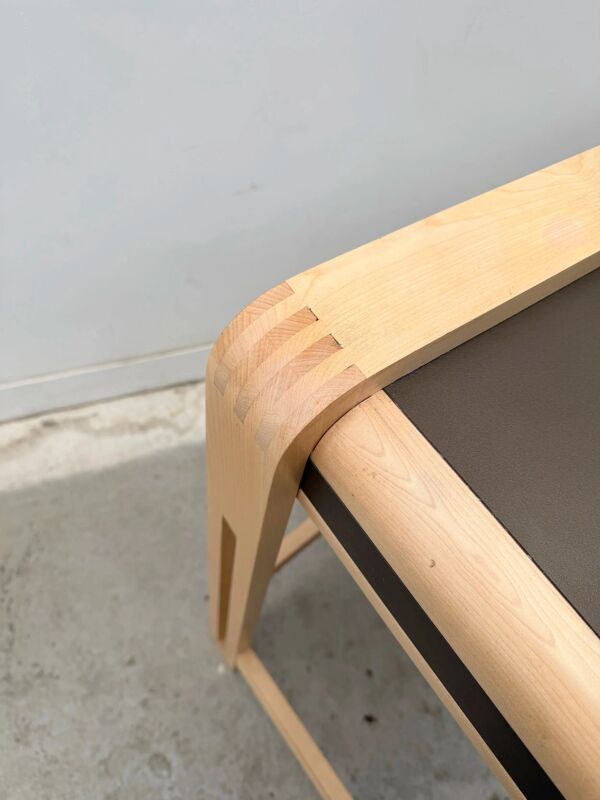 Bureau en bois massif et formica