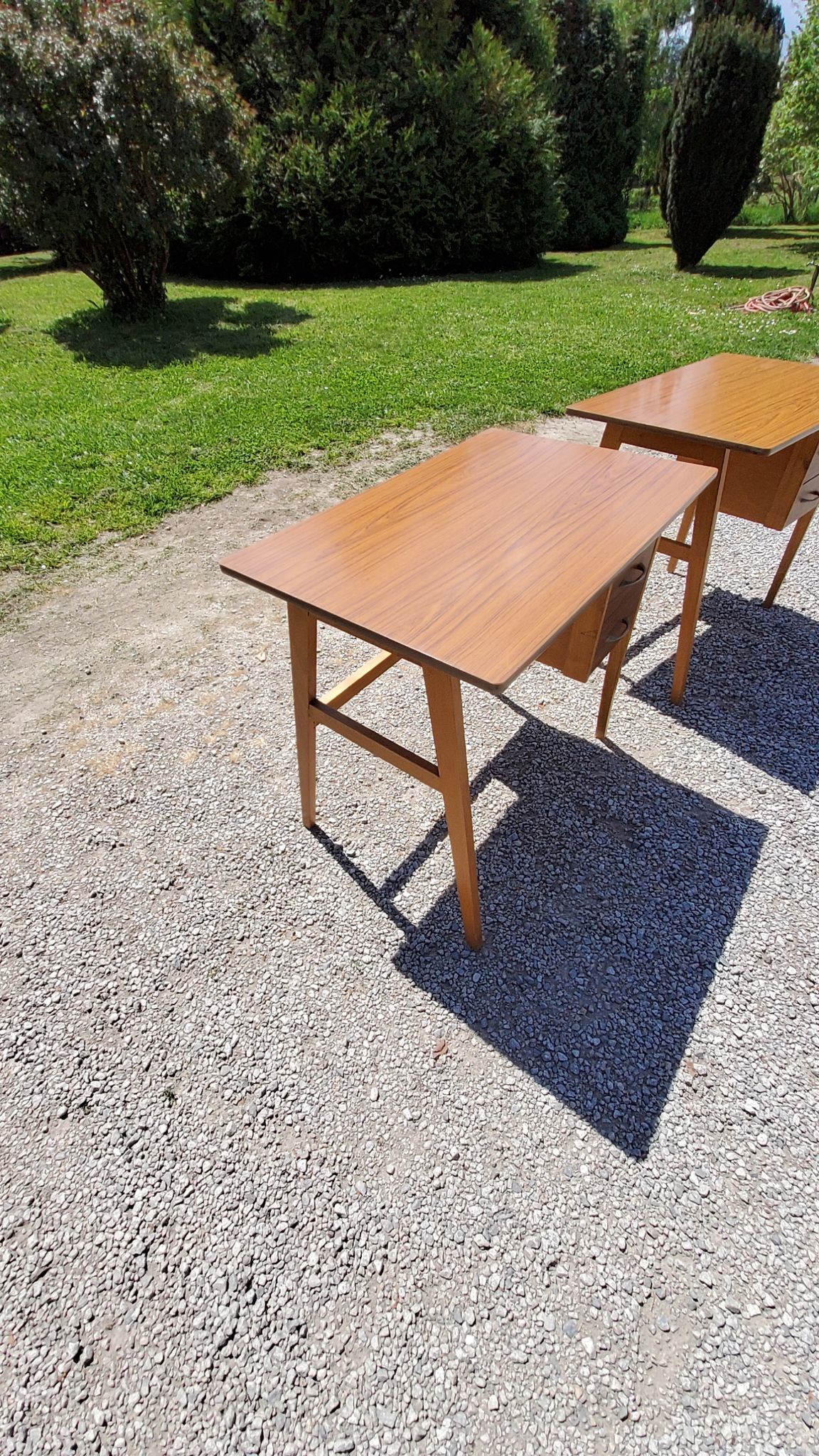 Bureau des années 50 pieds compas en hêtre blond et formica 3 tiroirs