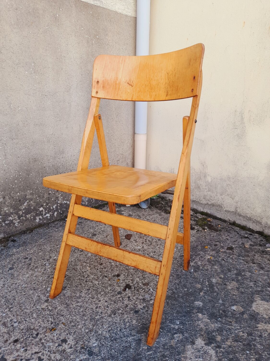 5 vintage wooden folding chairs