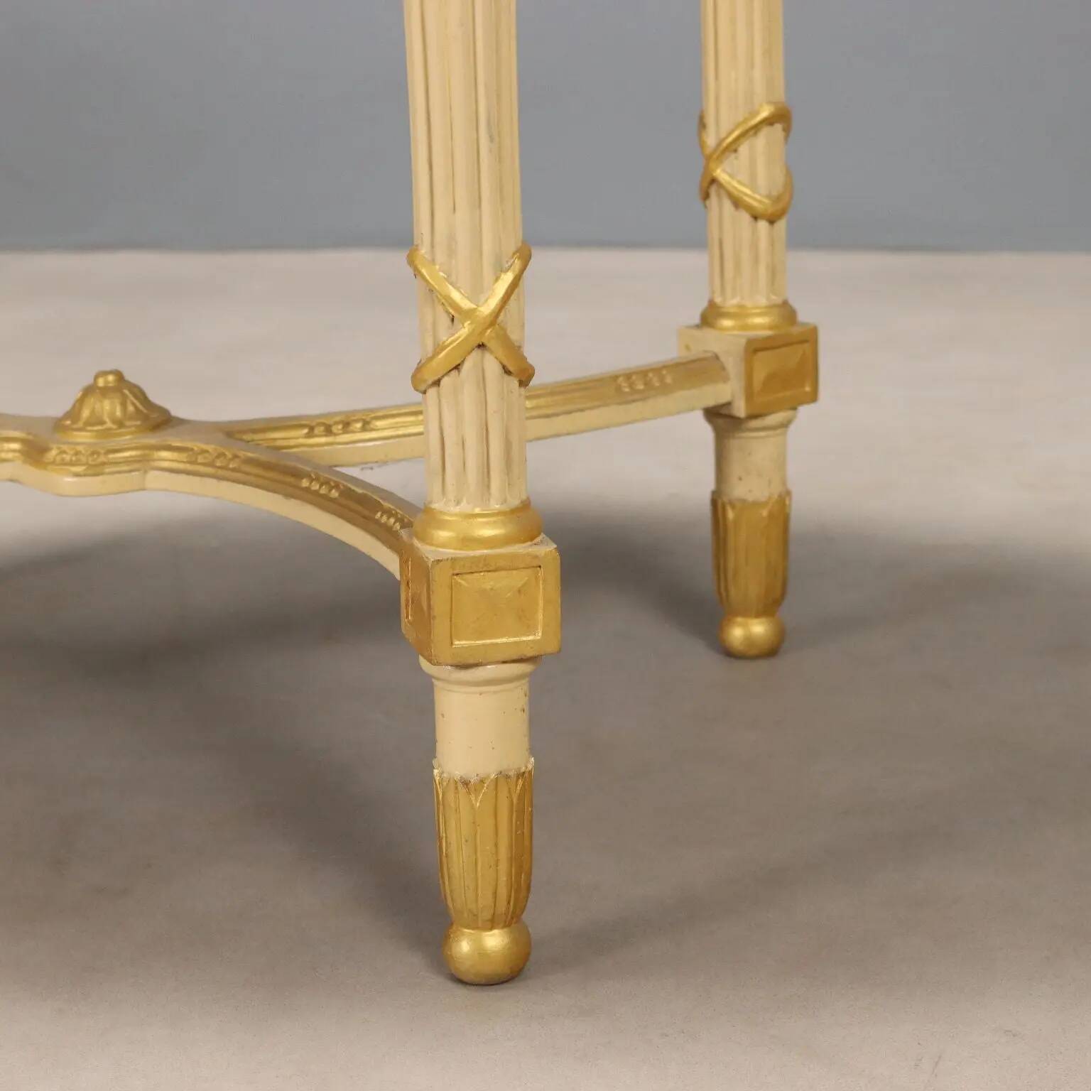 Table style néoclassique en bois sculpté XIXe siècle