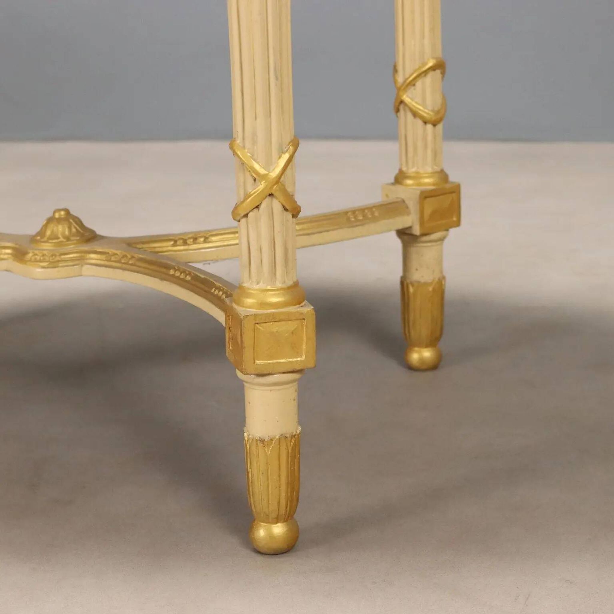 Antique neoclassical centre table in carved wood from the 19th century.