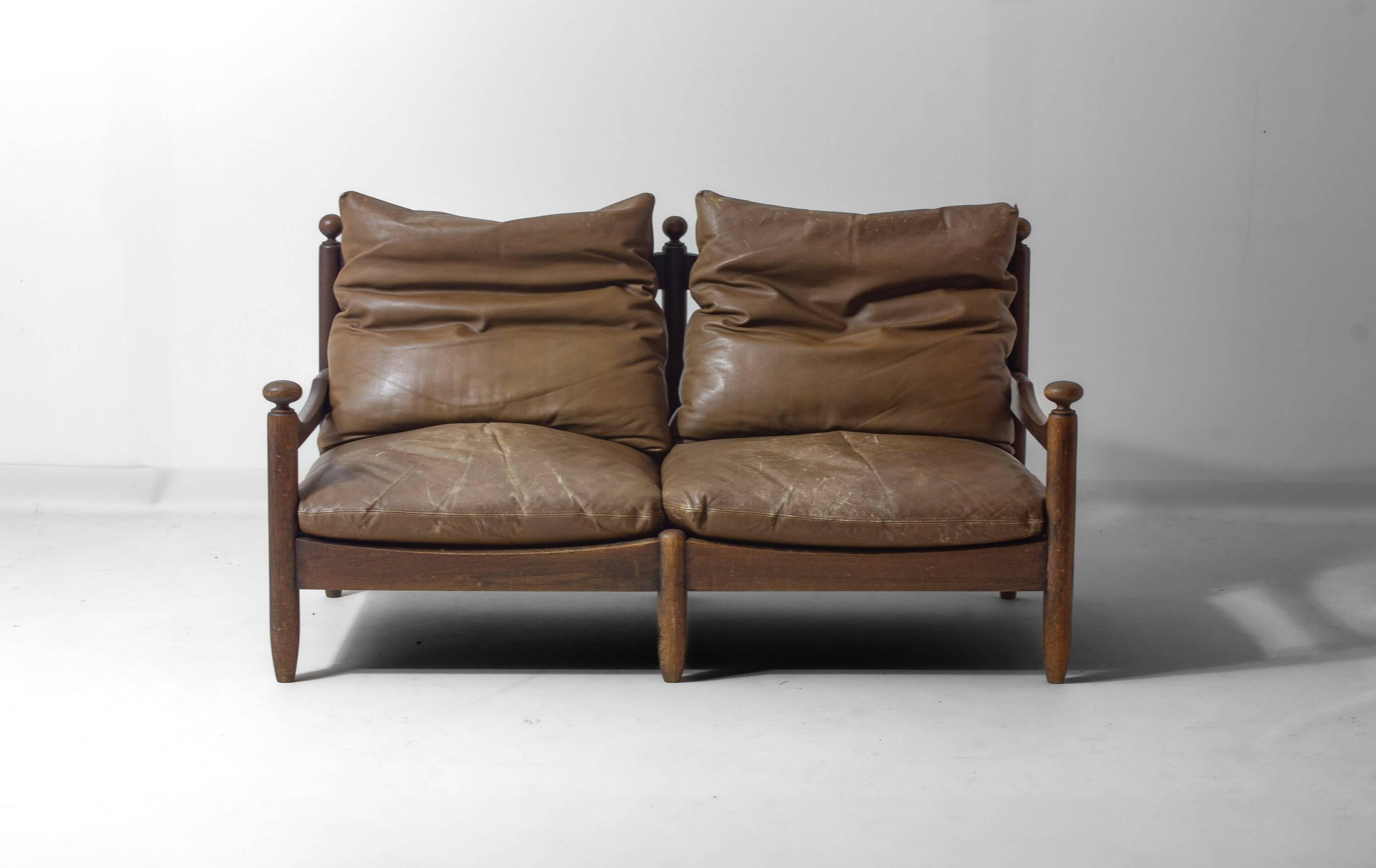 Canapé deux places français du milieu du siècle des années 1950 en chêne et cuir