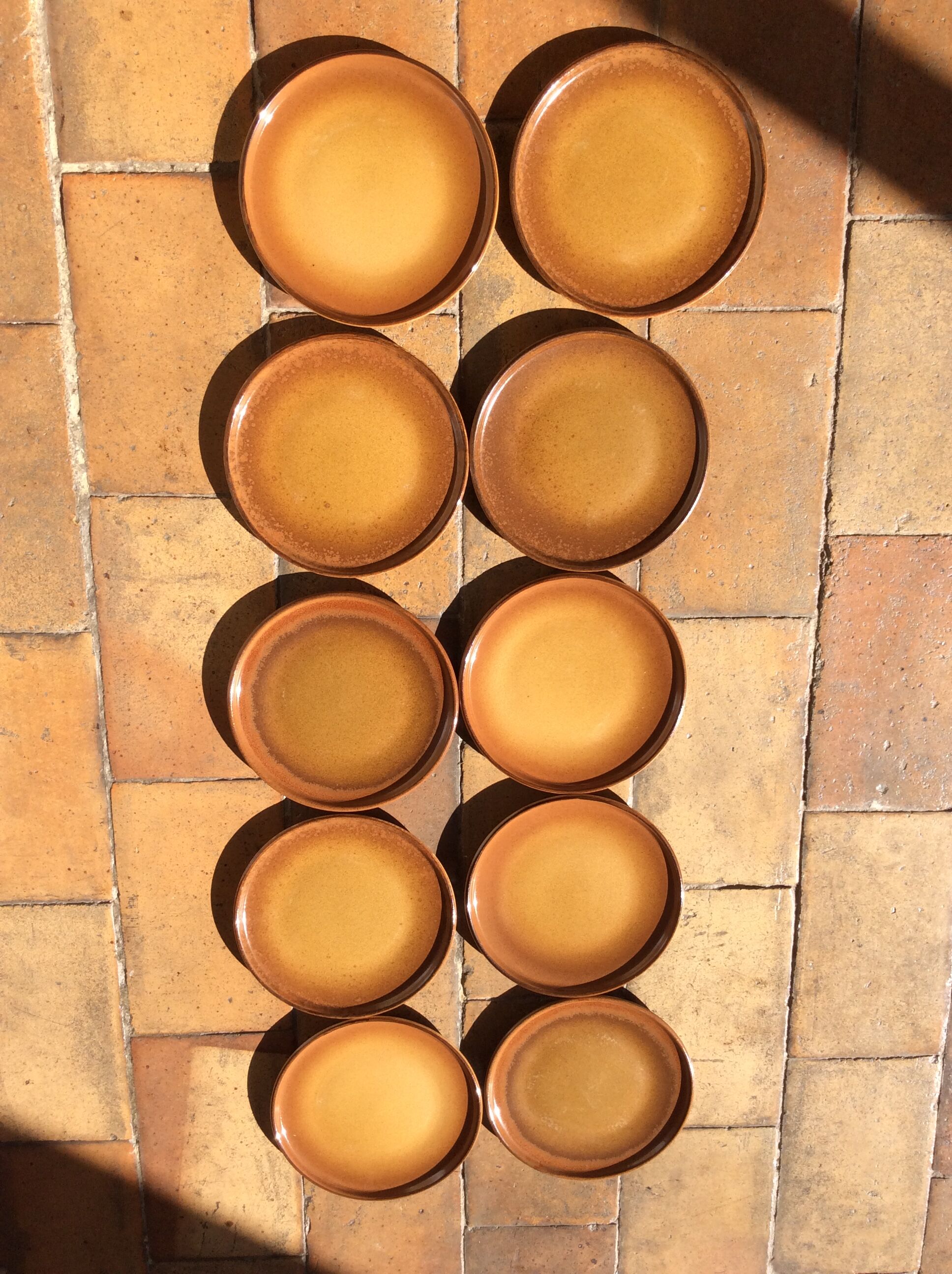 Assiettes en grès vintage