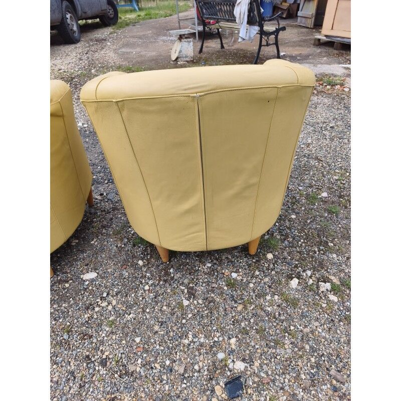 Paire de fauteuils simili cuir marron clair vintage