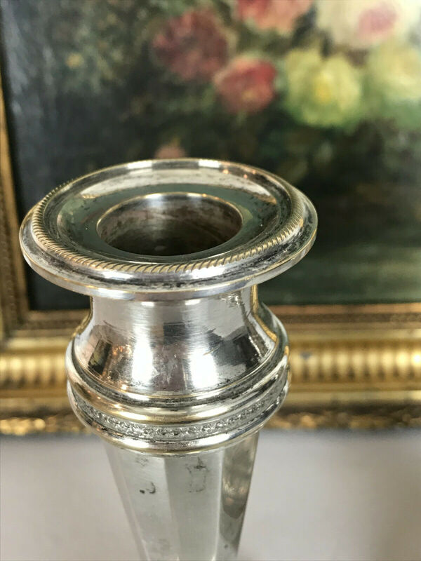 Paire de bougeoirs anciens en bronze argenté de style louis XVI