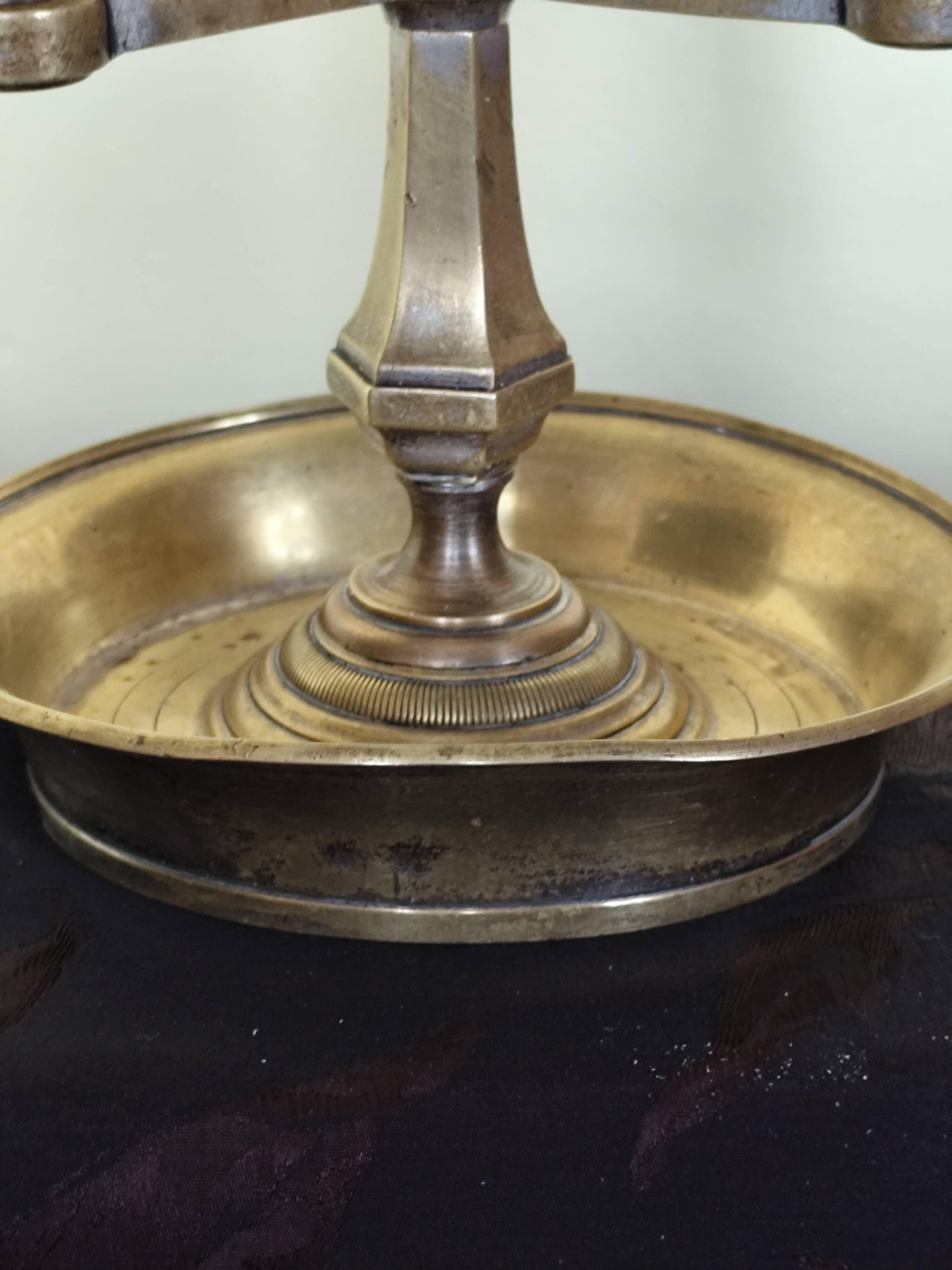 Three-light bouillotte lamp in gold metal, desk lamp.