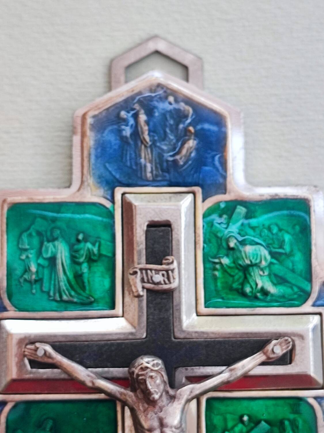 Crucifix en métal et émail