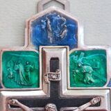 Crucifix en métal et émail