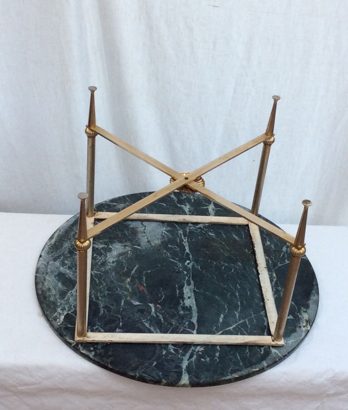 Table basse ronde en laiton doré avec un plateau en marbre dimension : hauteur -40,5cm- diamètre -69