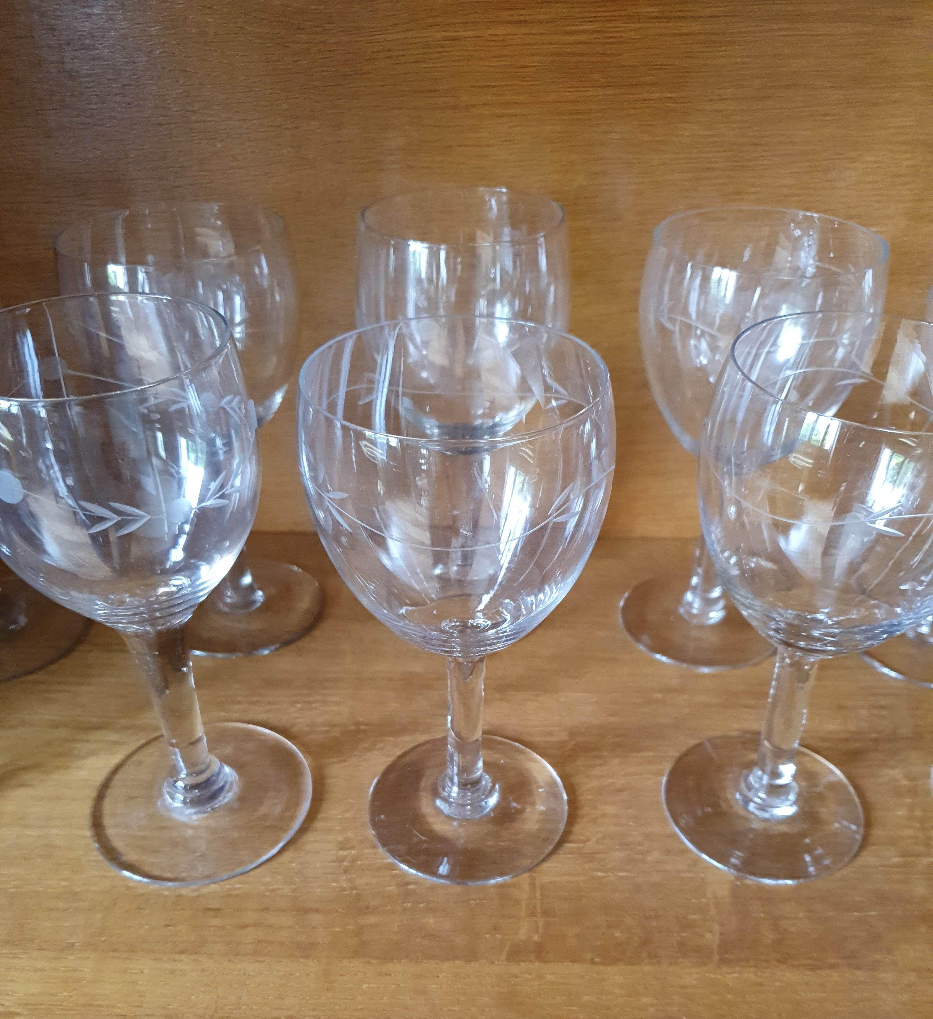 Lot de 10 verres et un pichet en verre gravé