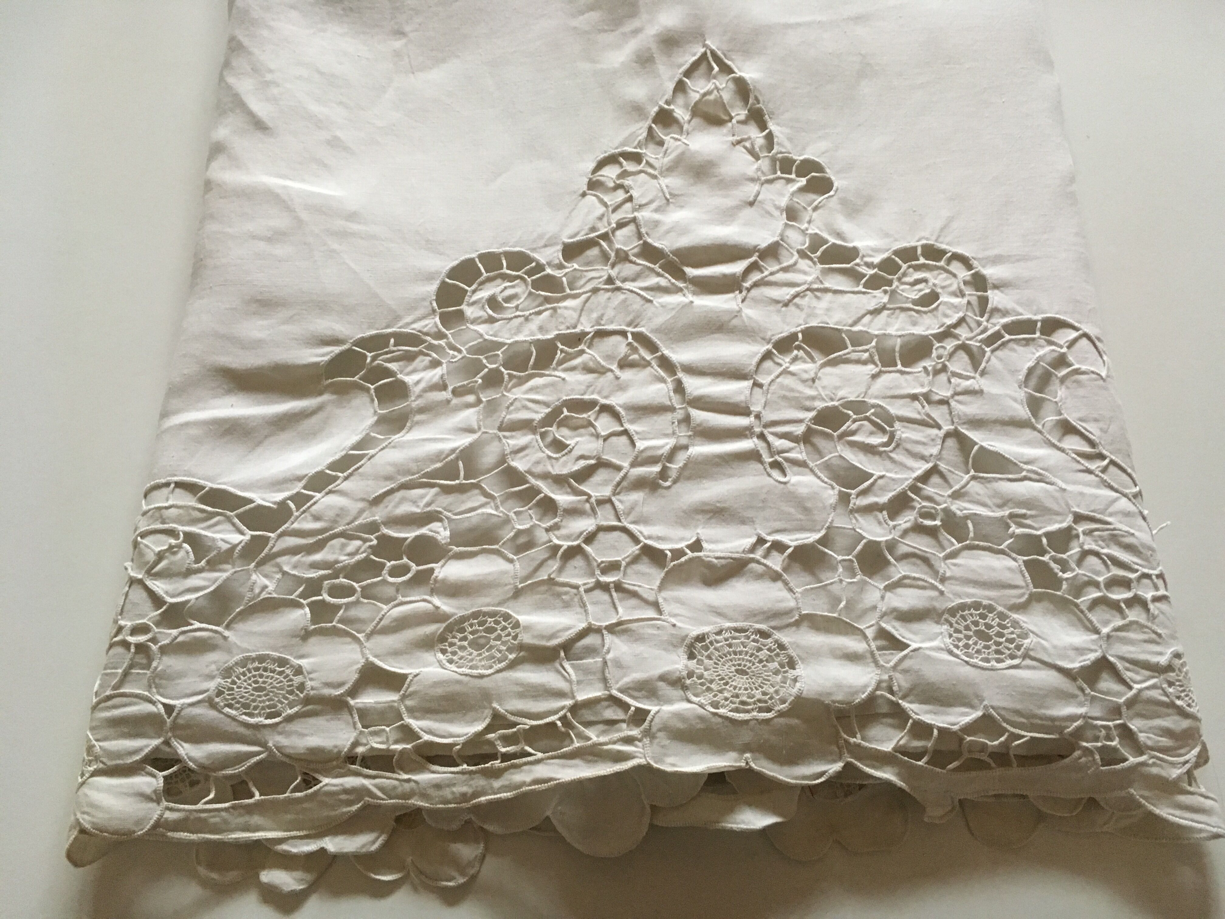 Cloth of linen embroidered setback richelieu figure cp thread Castle