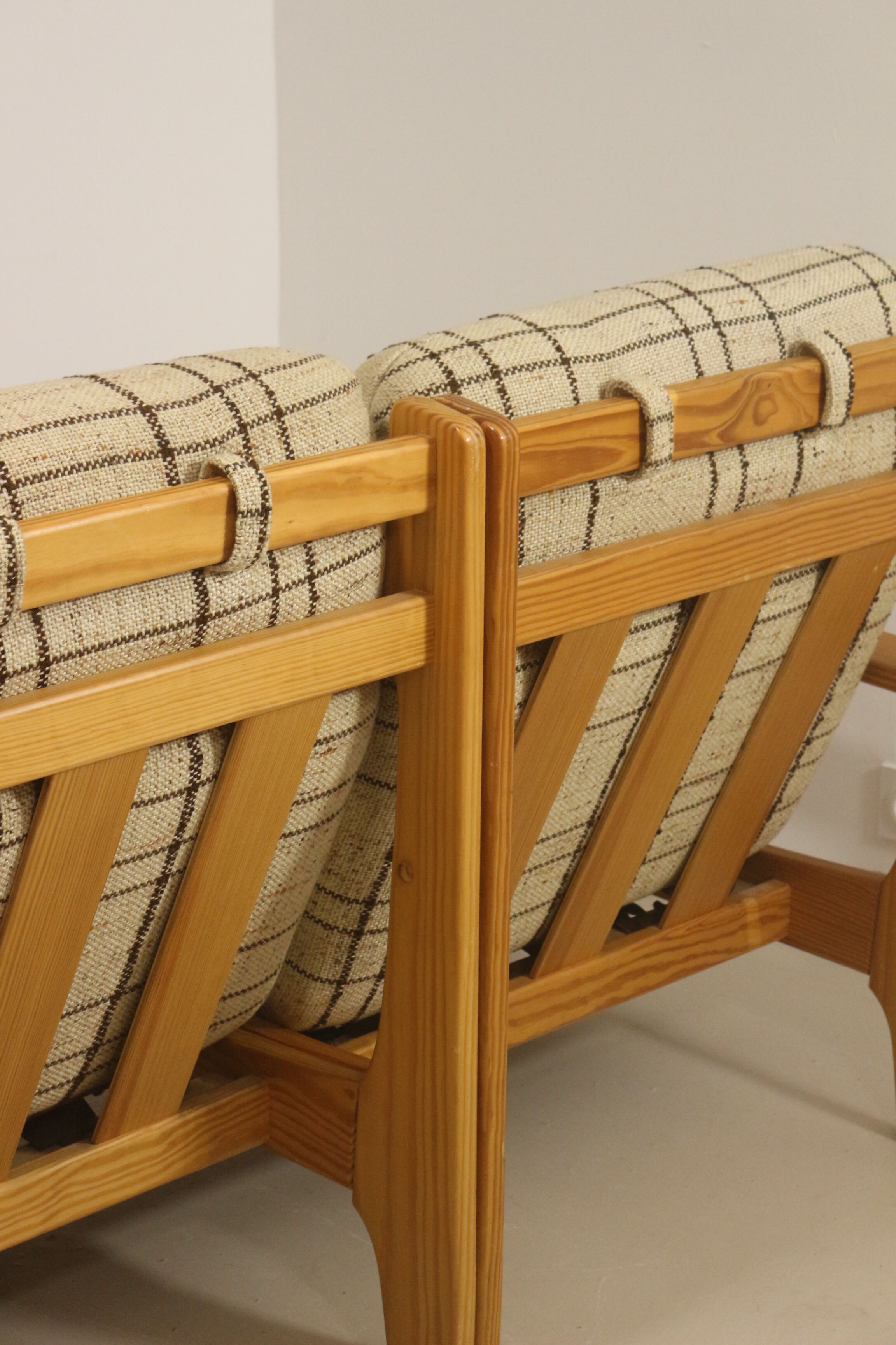 Sofa 2 places convertible into armchairs year 70-80 Solid pine.