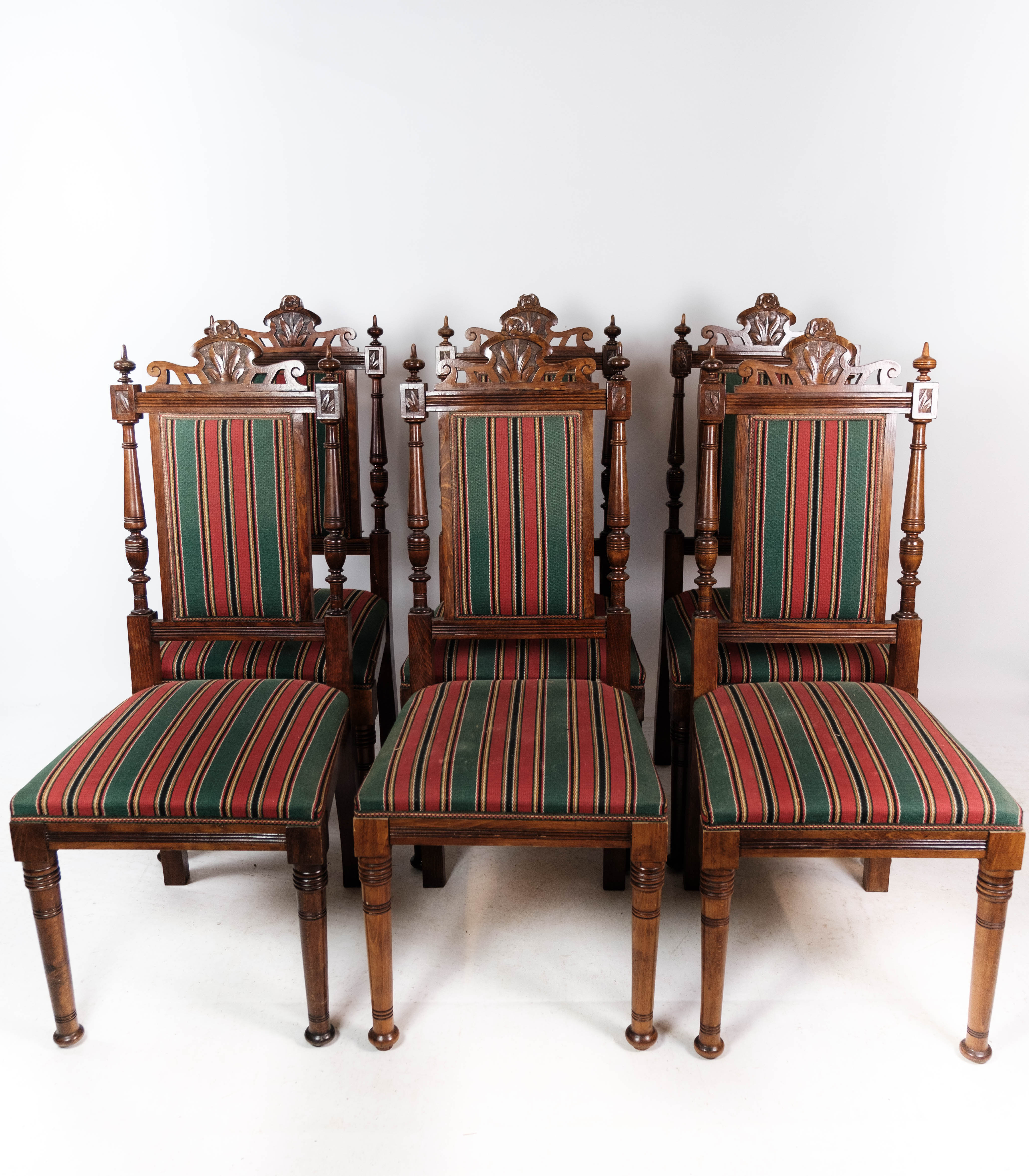 Ensemble de six chaises de salle à manger en chêne et rembourrées de tissu rayé, années 1920