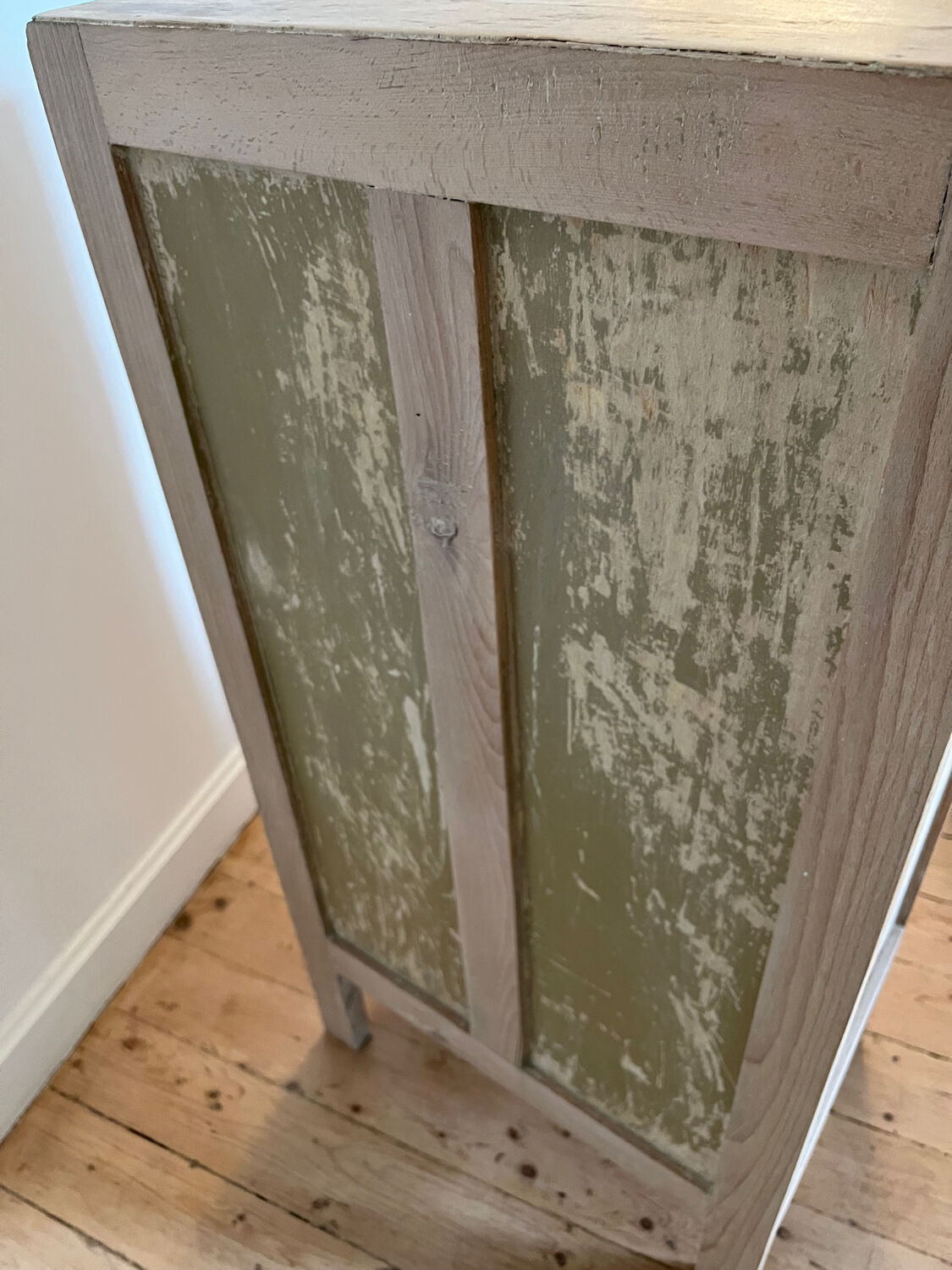 Vintage 5-drawer chest of drawers in waxed solid pine.