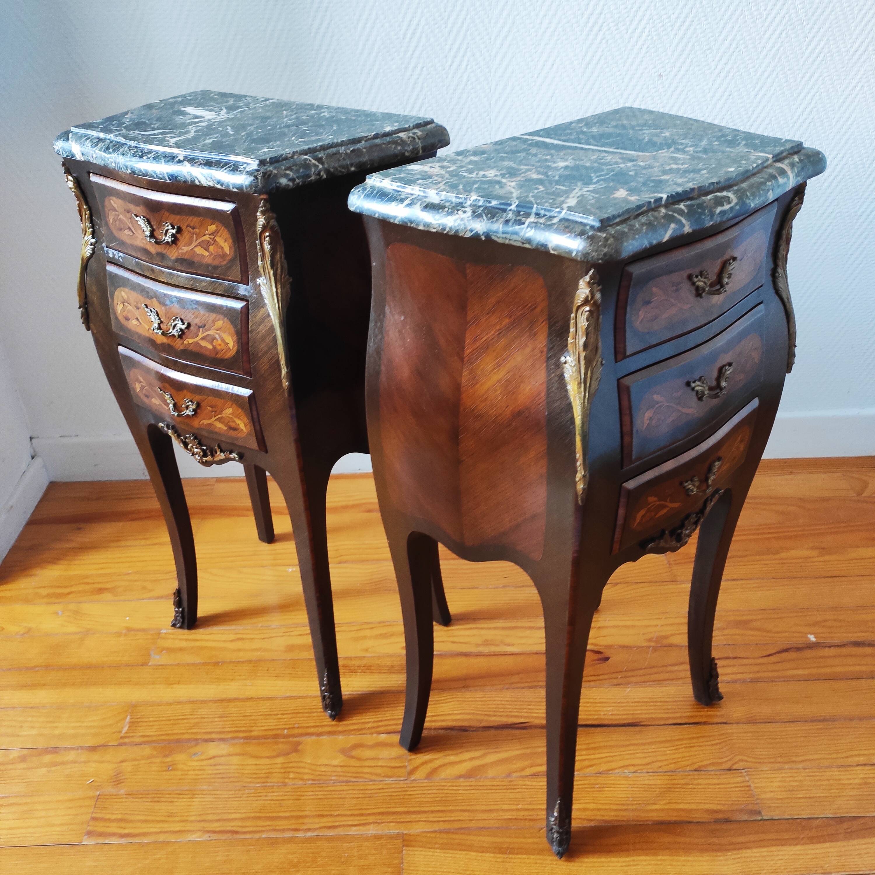 Paire de tables de chevet style Louis marbre noir