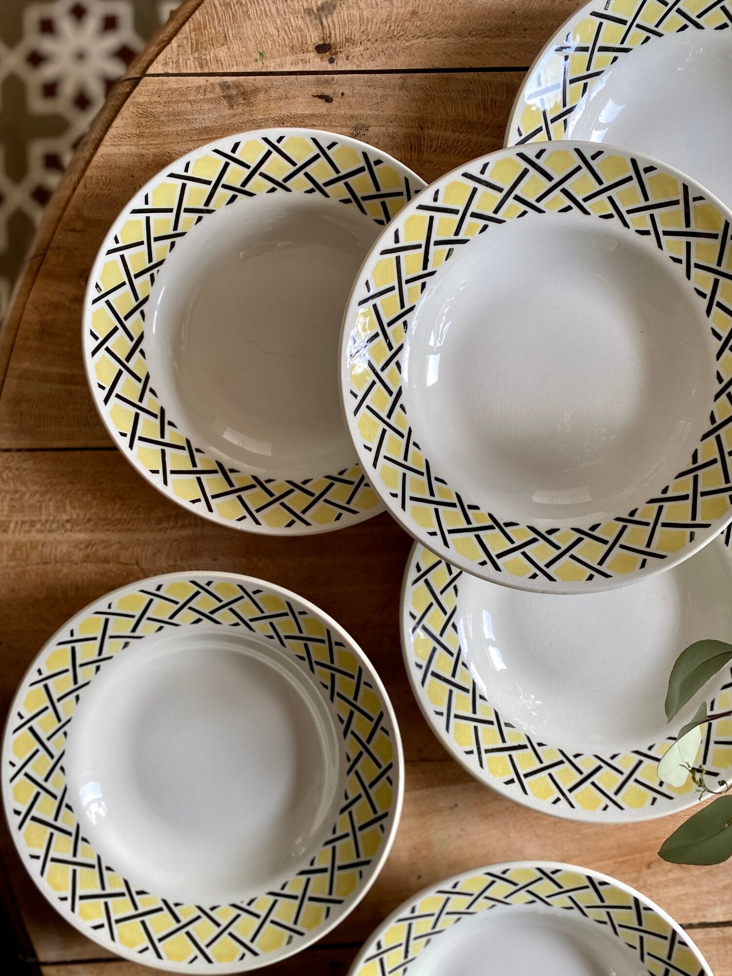 Set of 6 vintage hollow plates with yellow and black décor