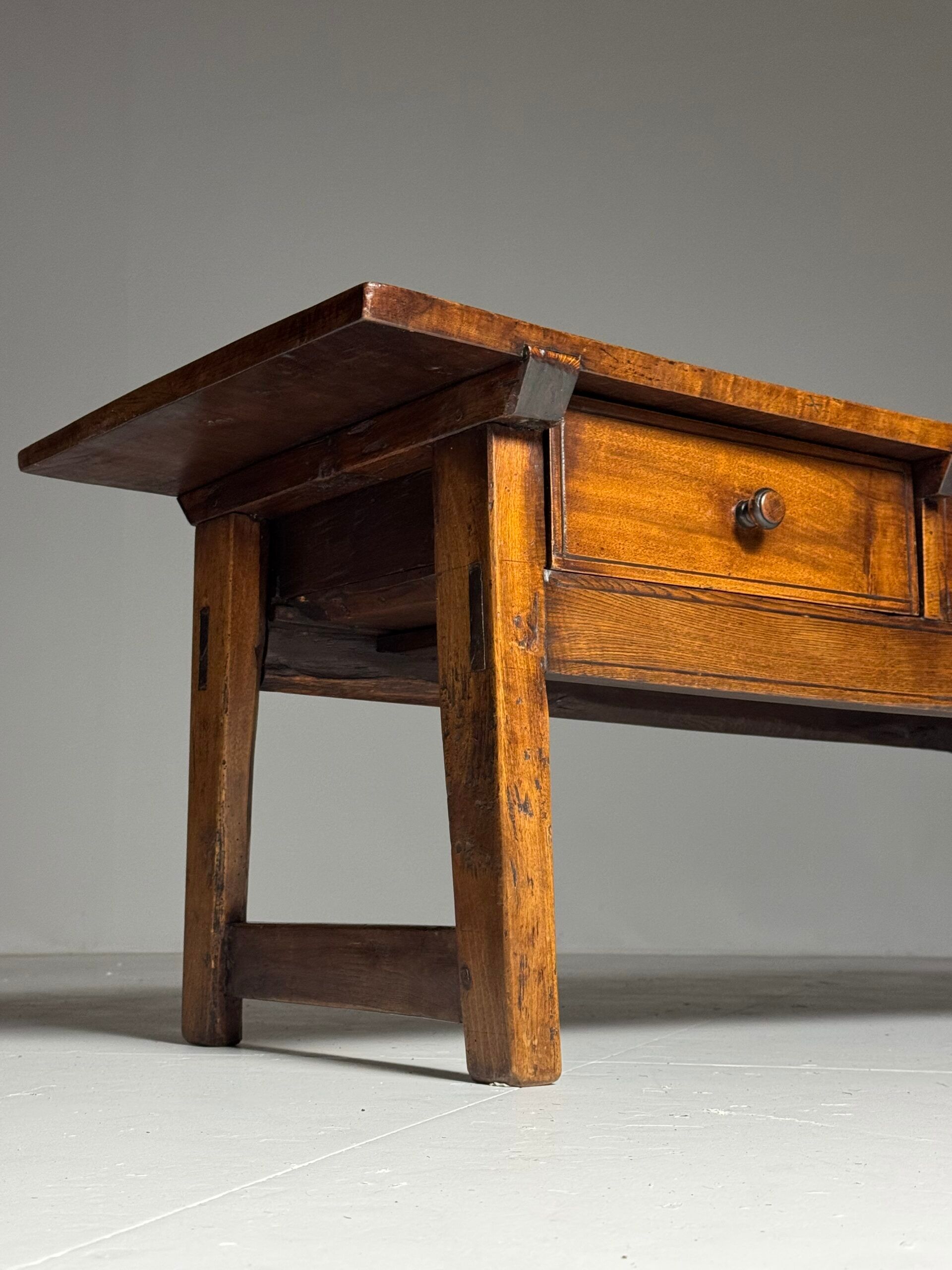 Table basse espagnole du 19ème siècle