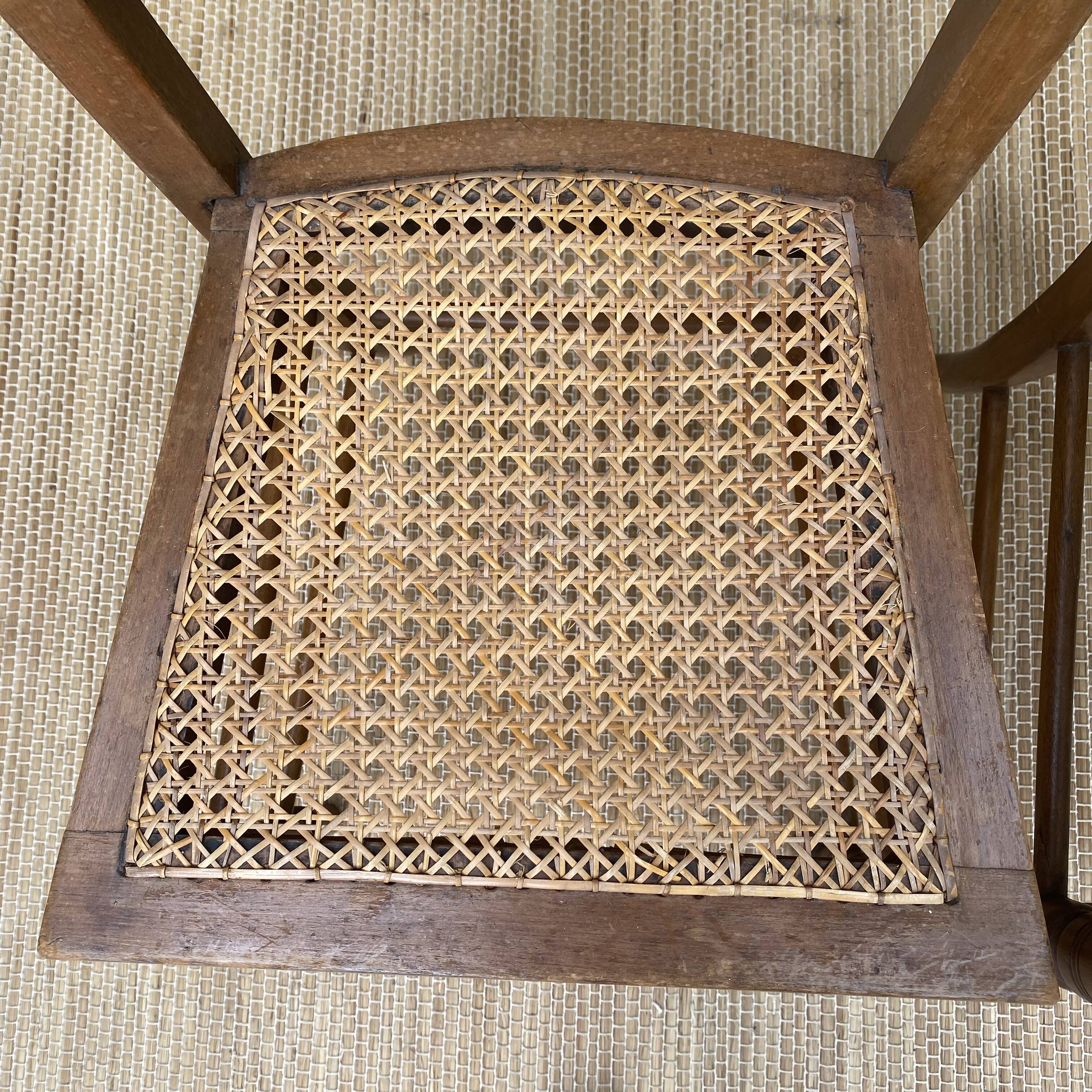 Chaises anciennes en bois et cannage