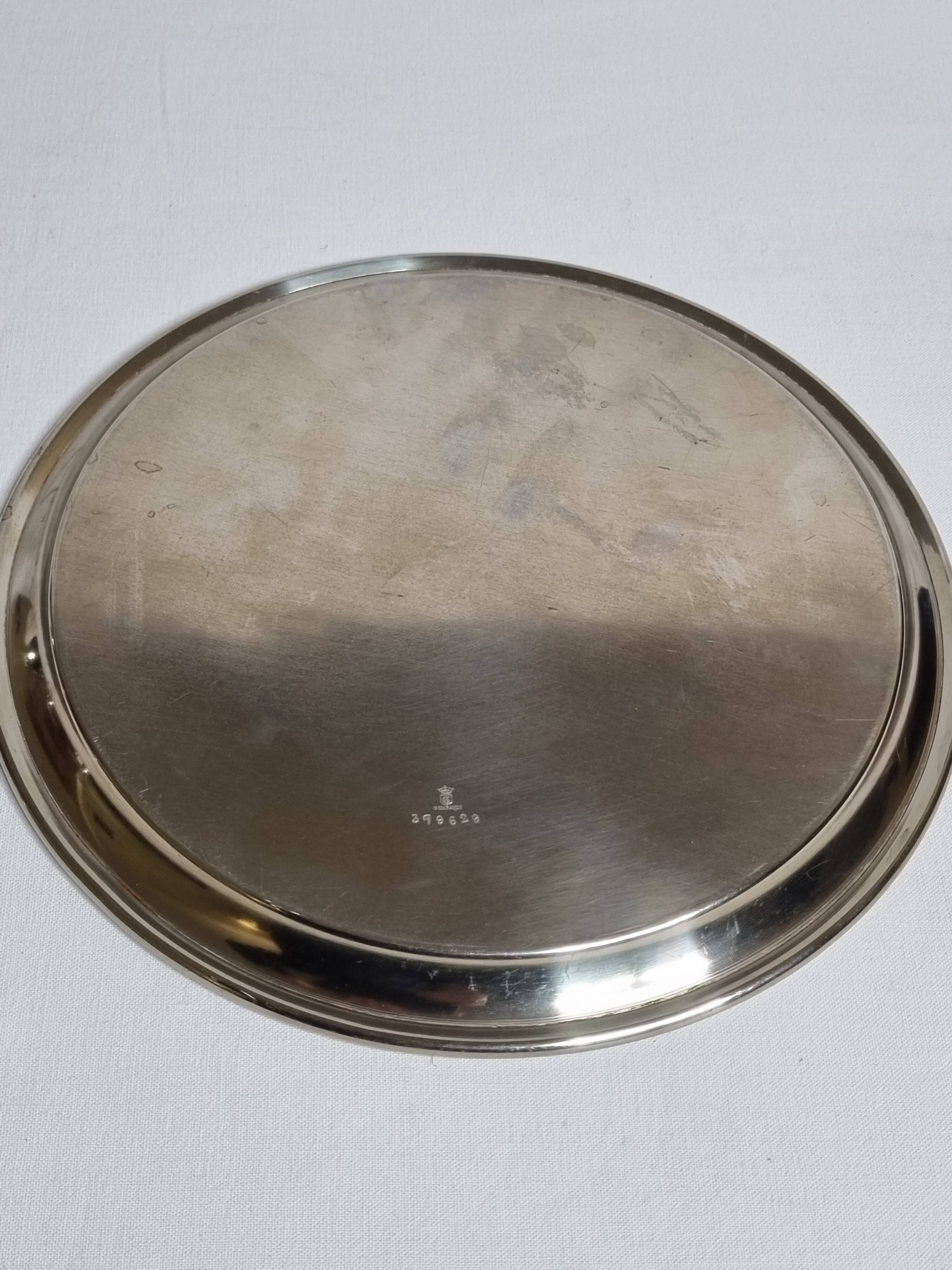 Deux coquetiers sous cloche en métal argenté avec plateau de présentation "Gombault", 28 cm