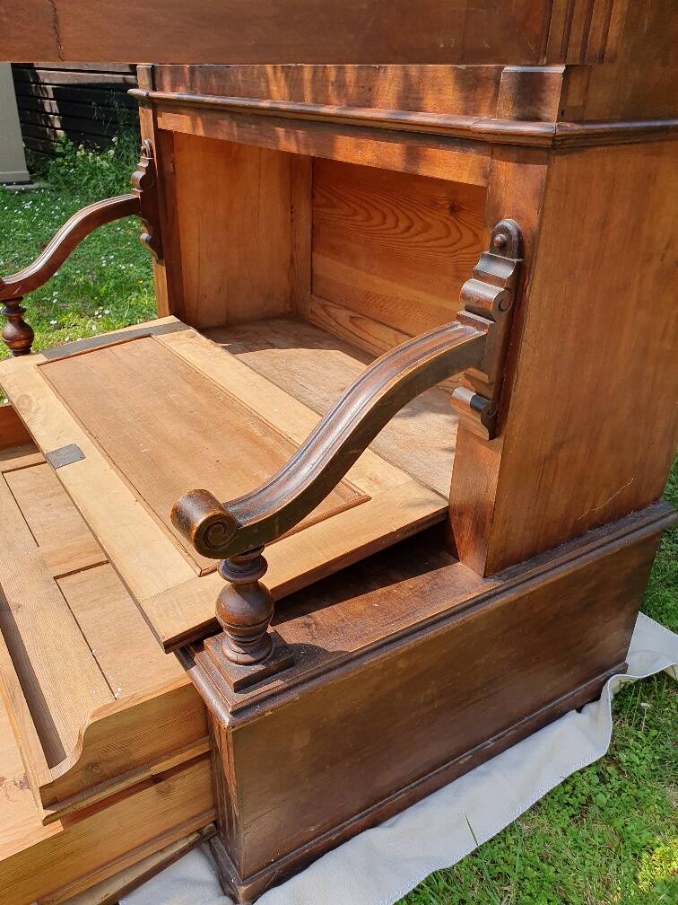 Vitrine avec banquette de salle d'attente de médecin XIXème siècle période