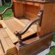 Vitrine avec banquette de salle d'attente de médecin XIXème siècle période