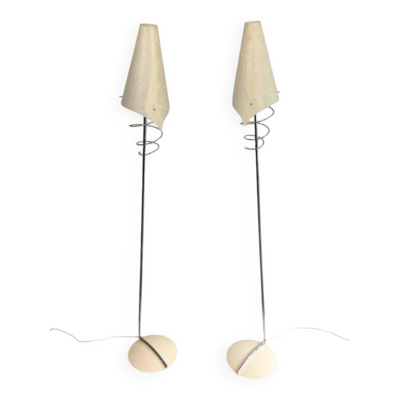 Paire de lampadaires de parquet design composés de bases en métal laqué, chrome et abat-jours design de plastique blancs