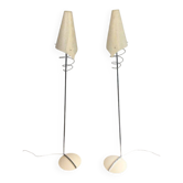 Paire de lampadaires de parquet design composés de bases en métal laqué, chrome et abat-jours design de plastique blancs