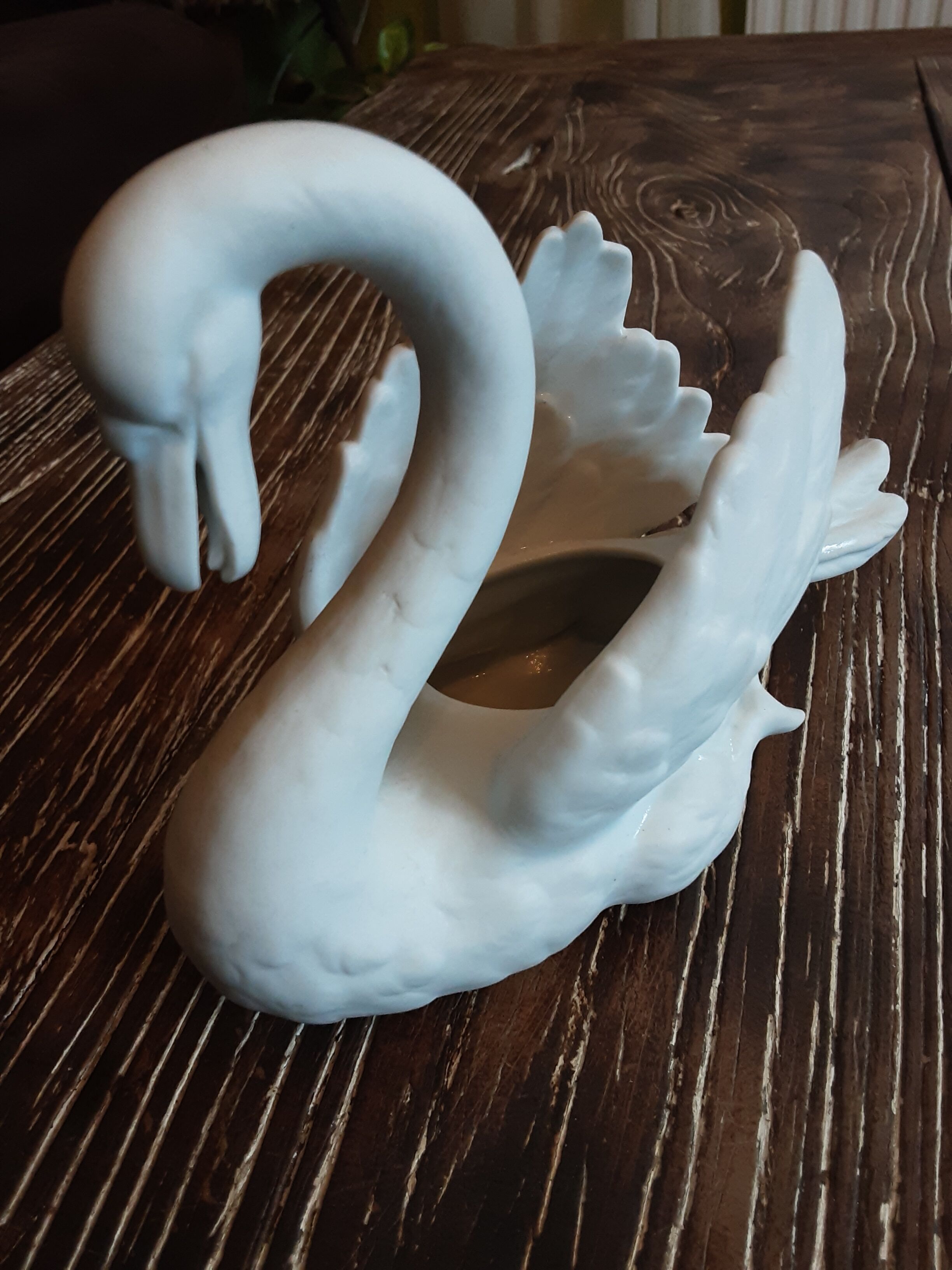 Biscuit swan statue