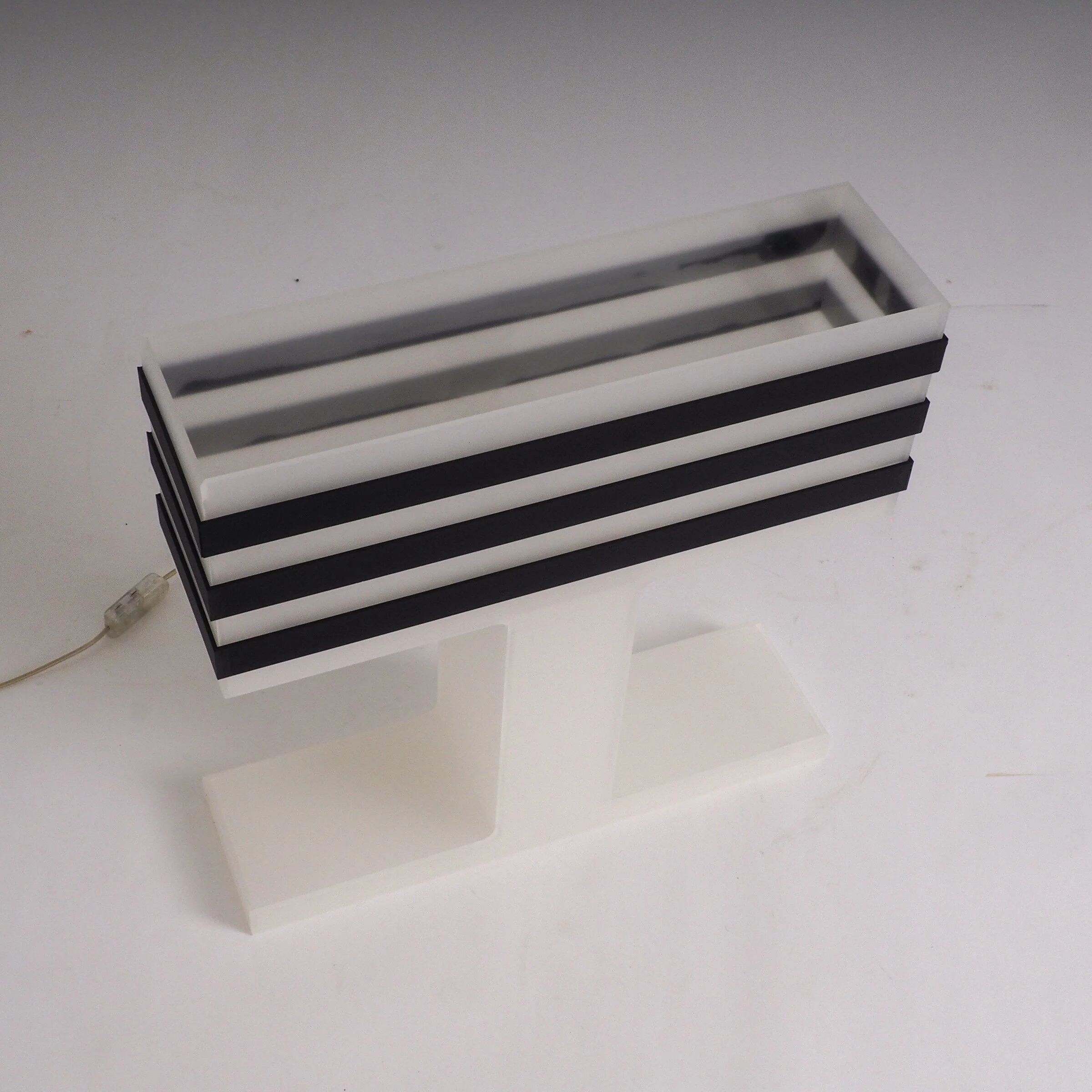 Lampe de table en plexiglas moderniste