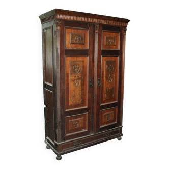 Hungarian wardrobe in carved brown wood from the late 19th century, with 2 doors and a lower drawer.