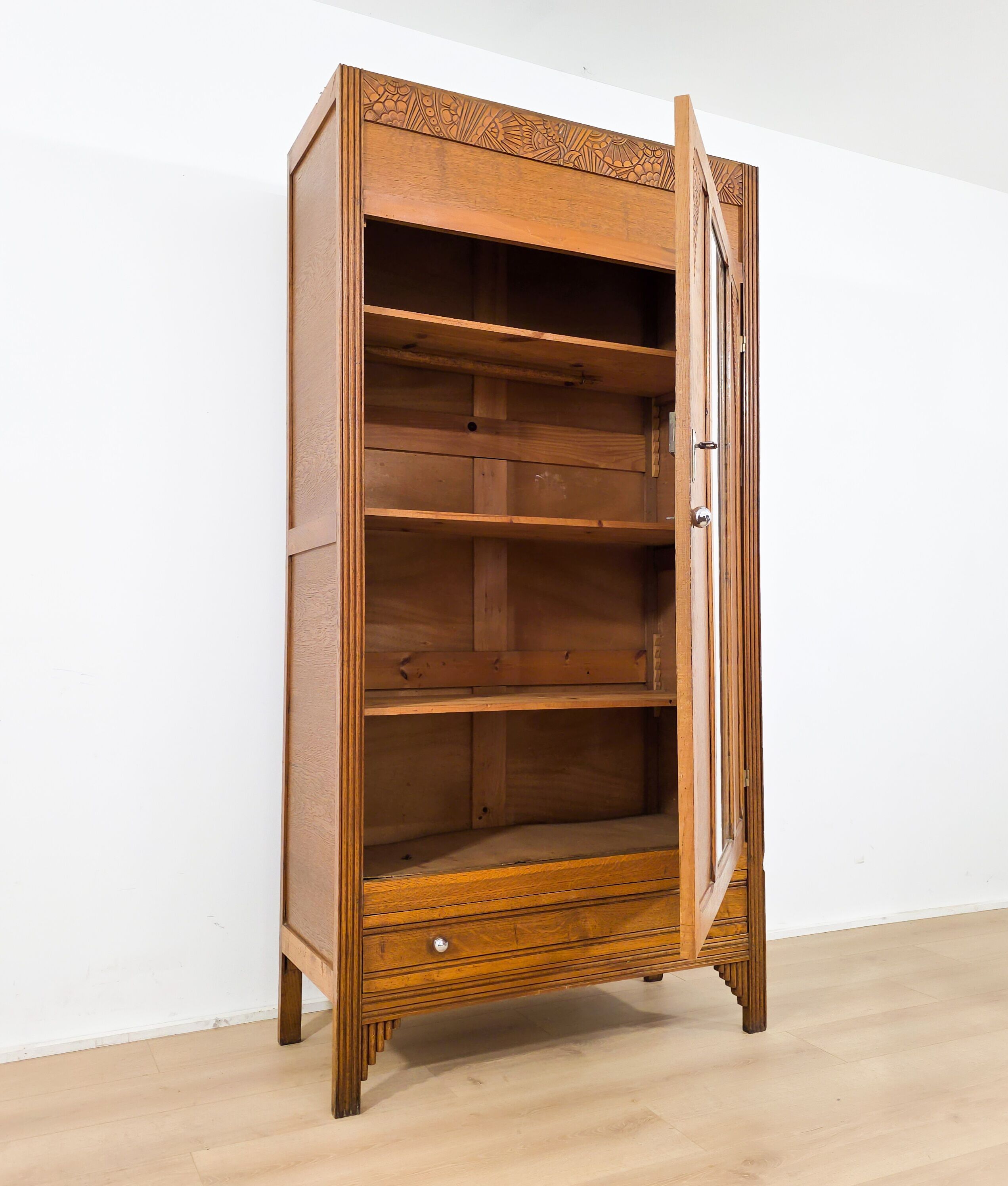 Art Deco wardrobe in carved wood with mirror from the 1930s.