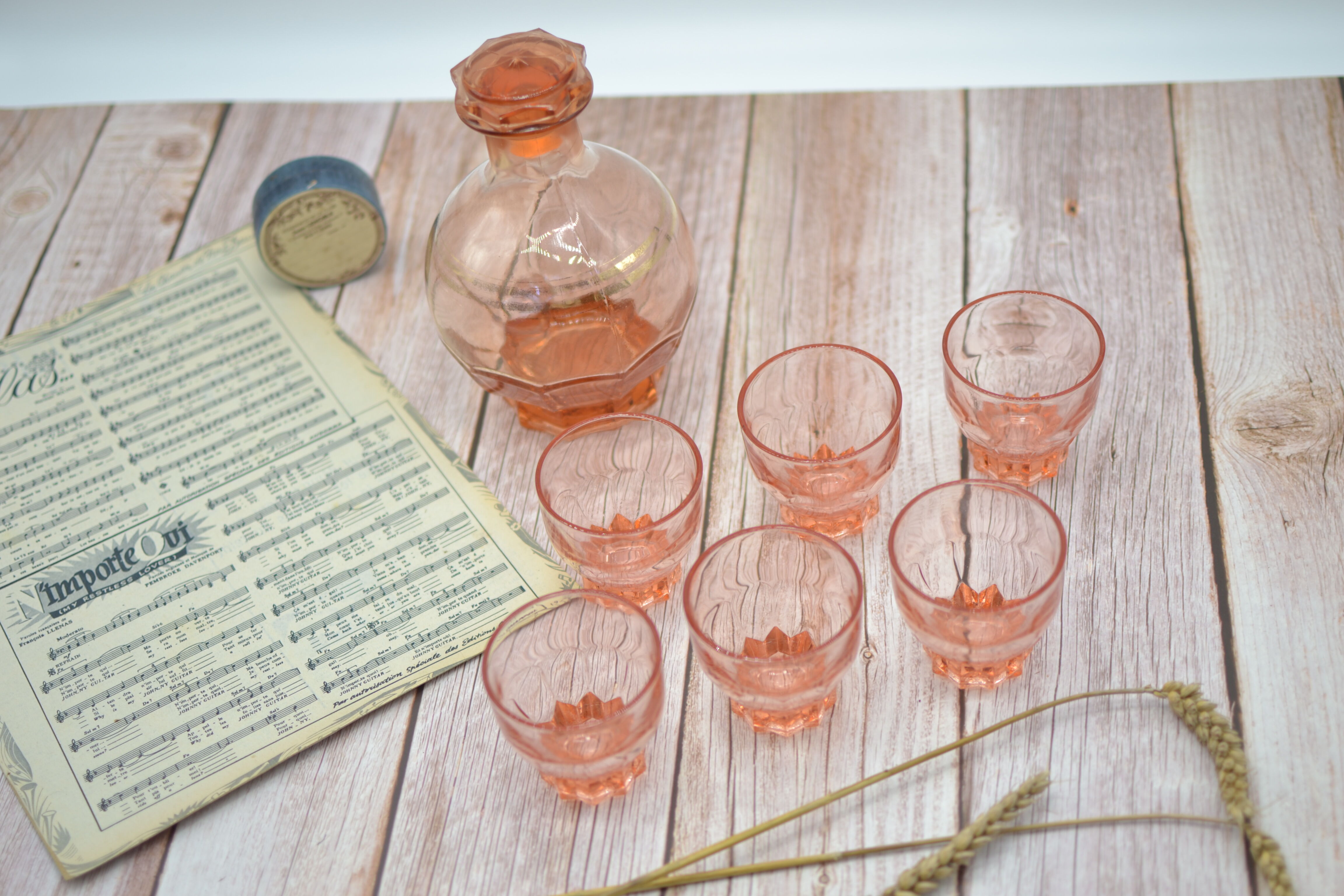 Vintage pink decanter with its 6 glasses